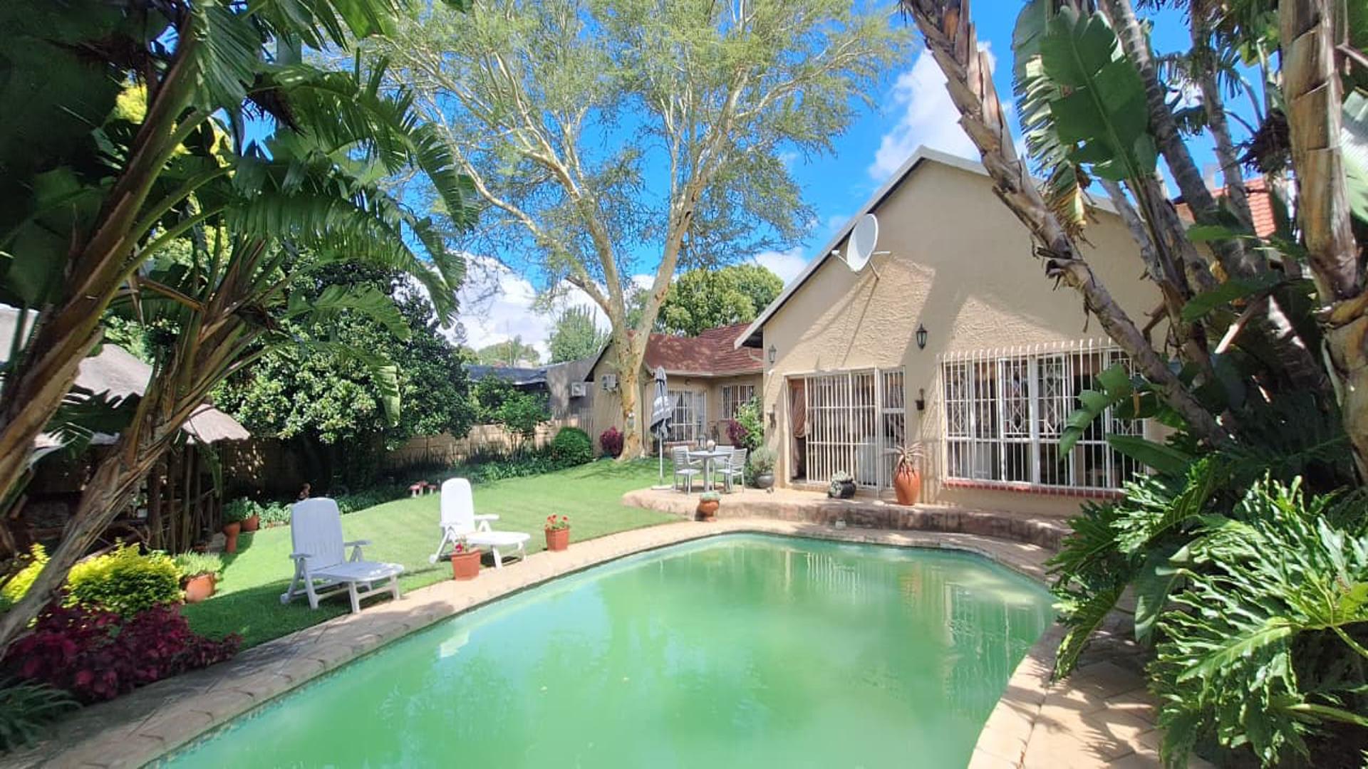 Swimming Pool of property in Randpark Ridge