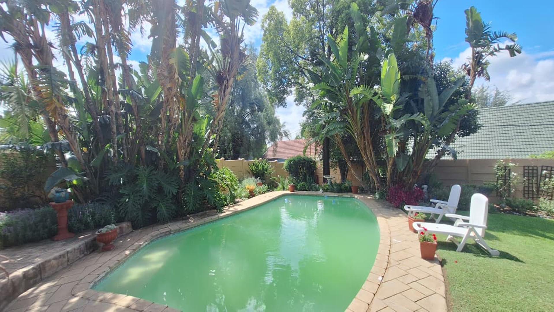 Swimming Pool of property in Randpark Ridge
