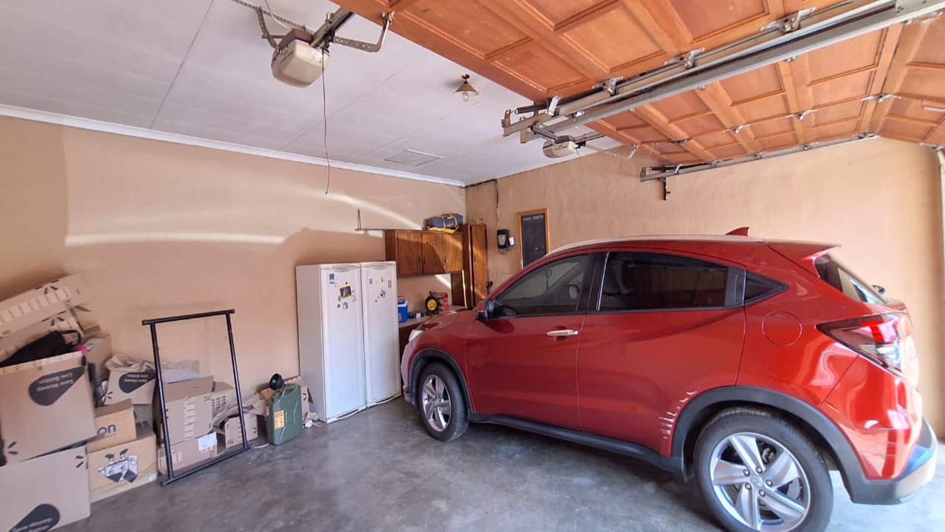 Garage - 36 square meters of property in Randpark Ridge