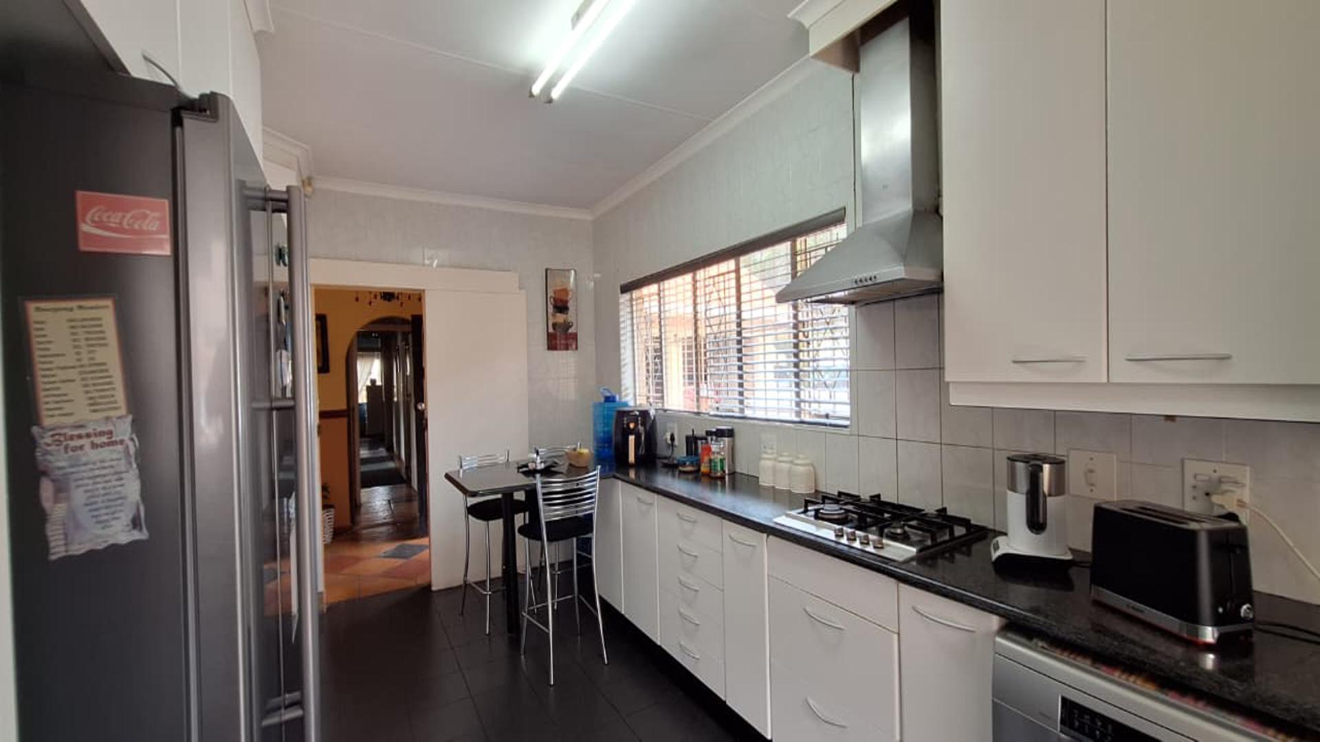 Kitchen - 16 square meters of property in Randpark Ridge