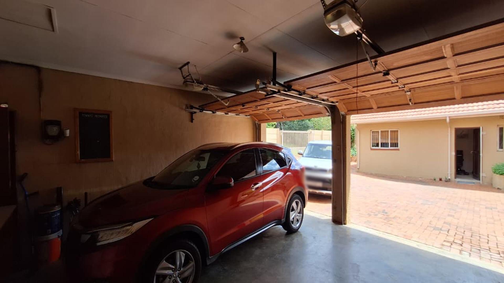 Garage - 36 square meters of property in Randpark Ridge