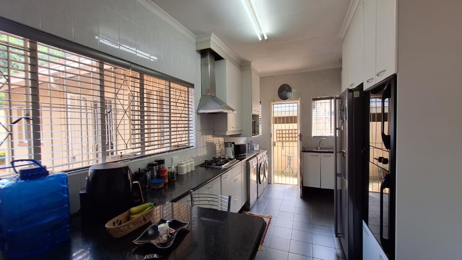 Kitchen - 16 square meters of property in Randpark Ridge