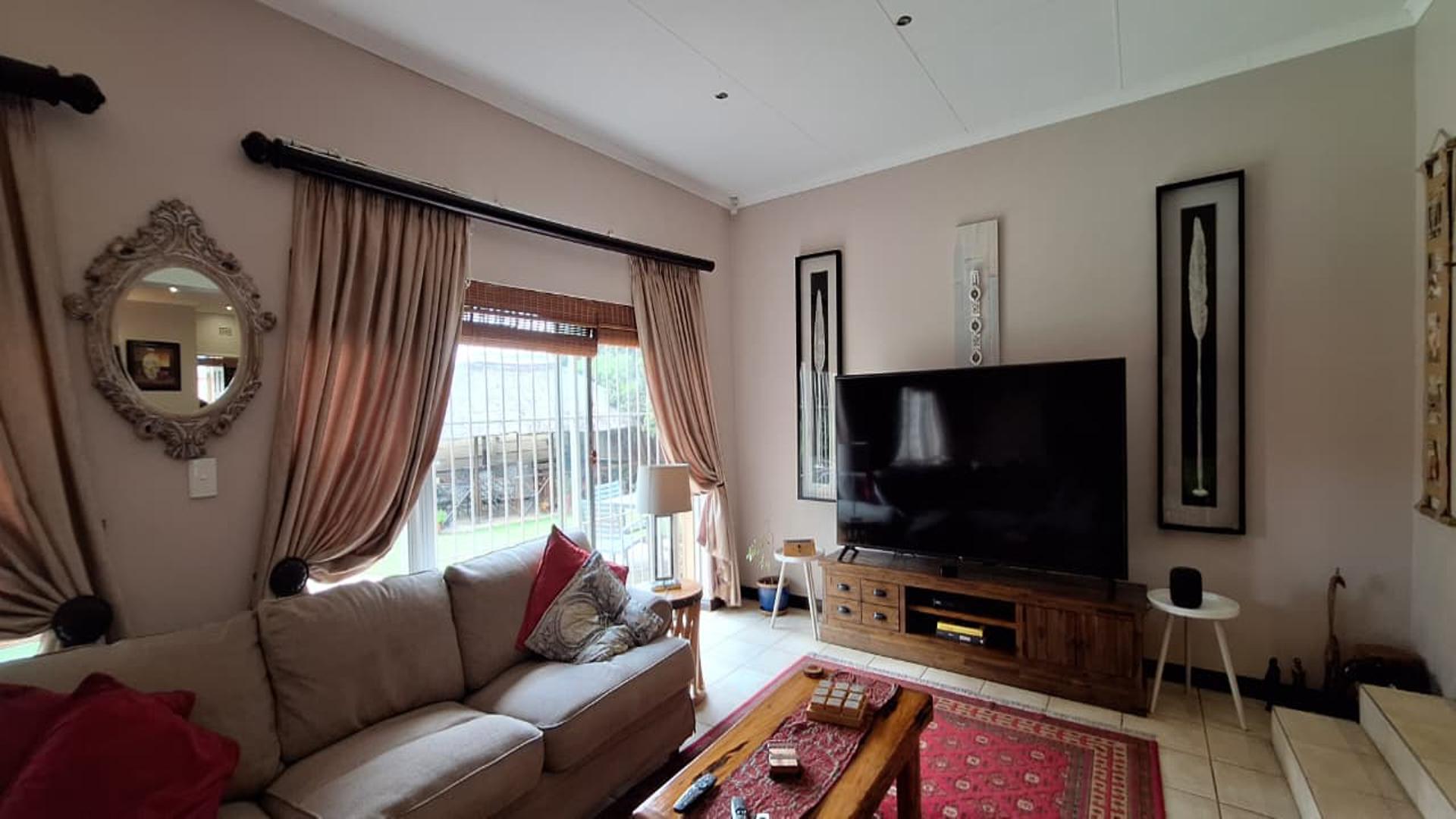 Lounges - 20 square meters of property in Randpark Ridge