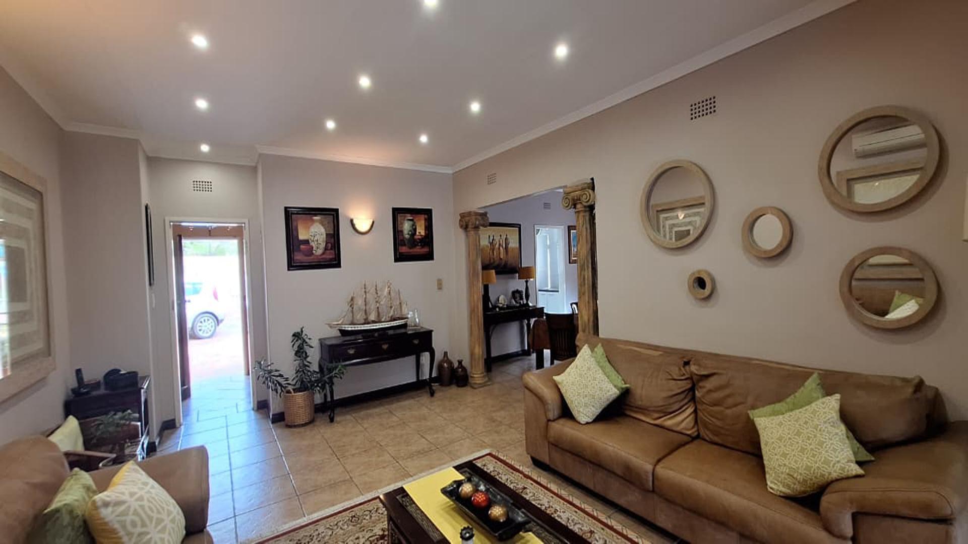 Informal Lounge - 28 square meters of property in Randpark Ridge