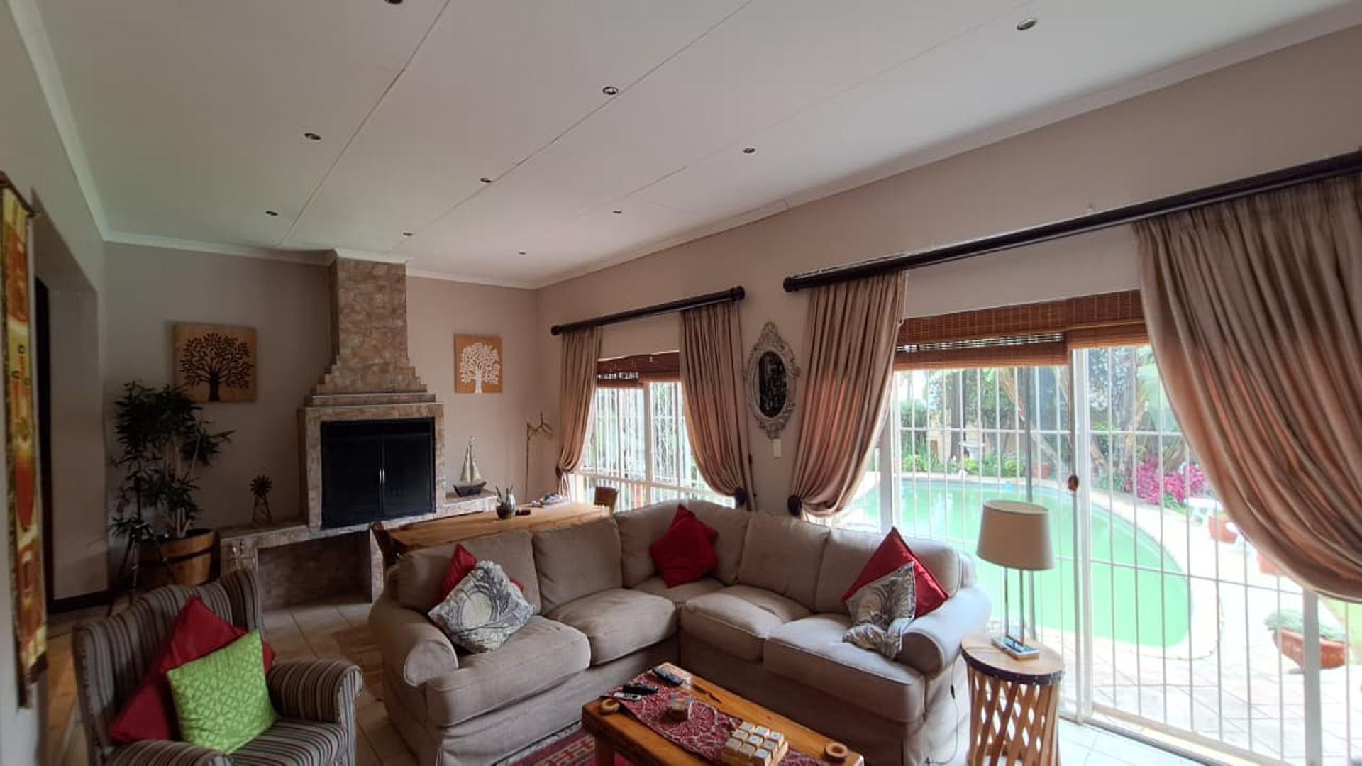 Lounges - 20 square meters of property in Randpark Ridge