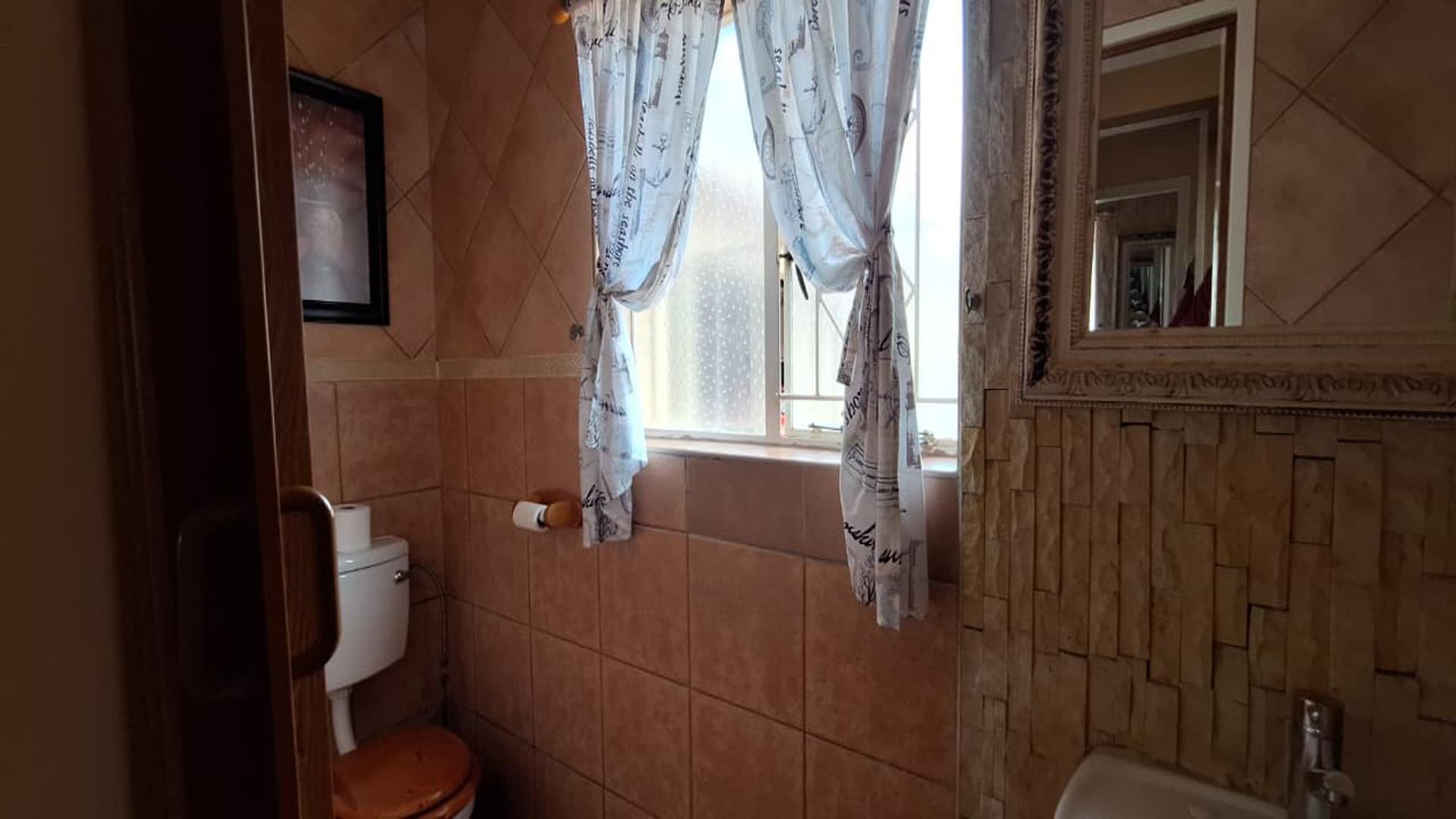 Guest Toilet - 2 square meters of property in Randpark Ridge