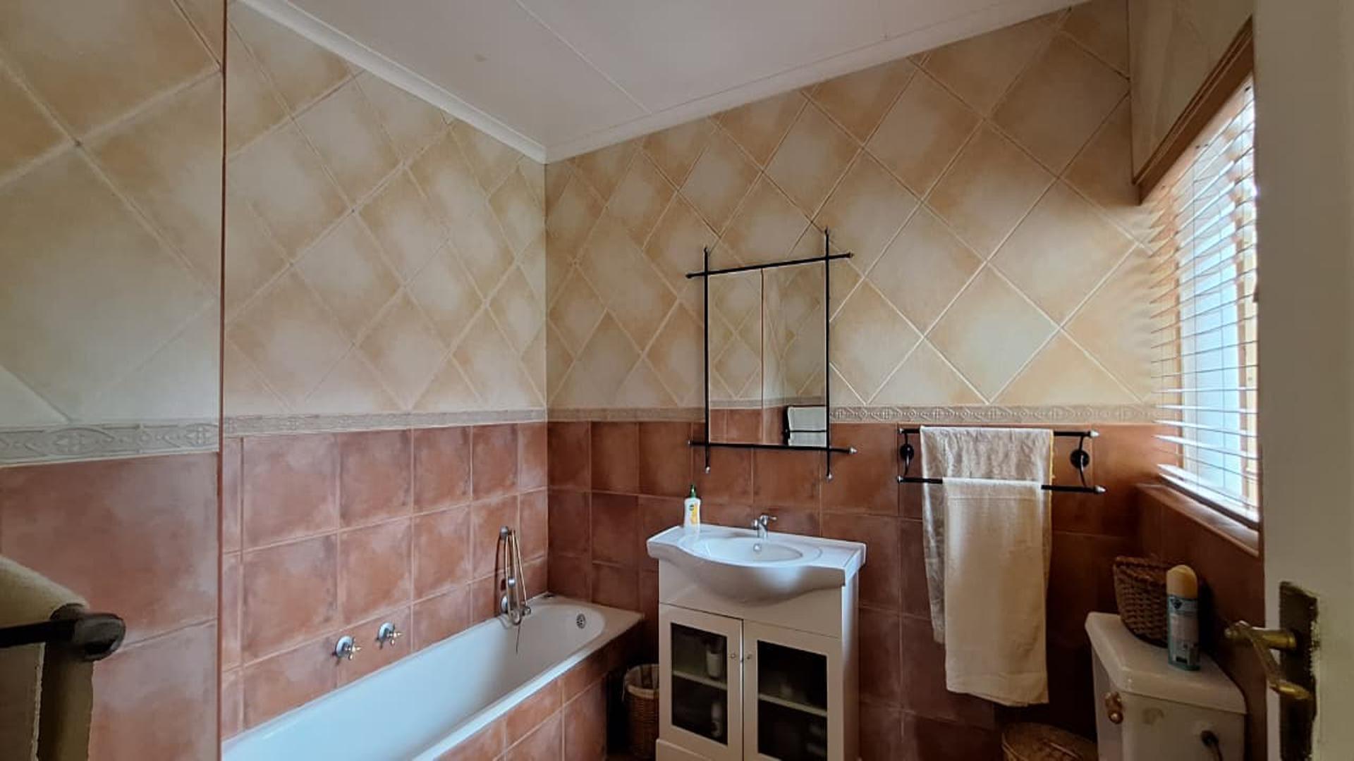 Bathroom 2 of property in Randpark Ridge