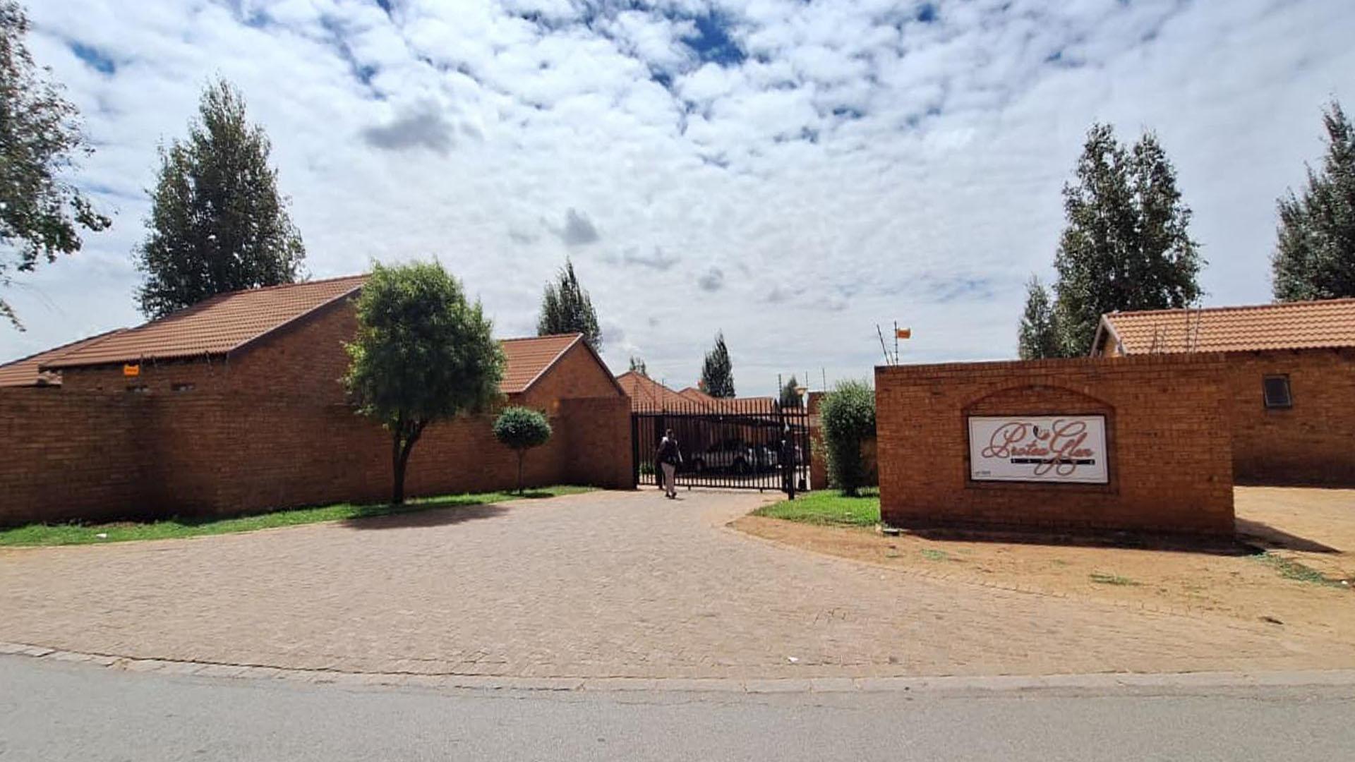 Front View of property in Protea Glen