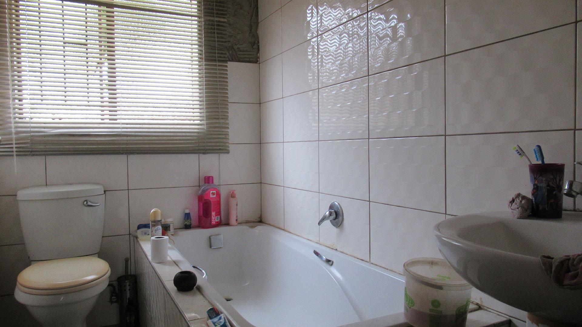Bathroom 1 - 5 square meters of property in Protea Glen