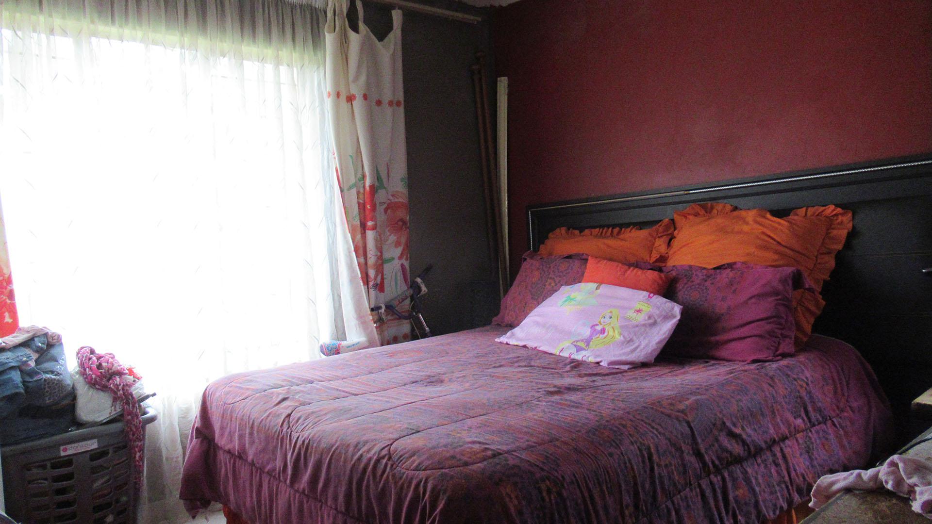 Bed Room 2 - 11 square meters of property in Protea Glen