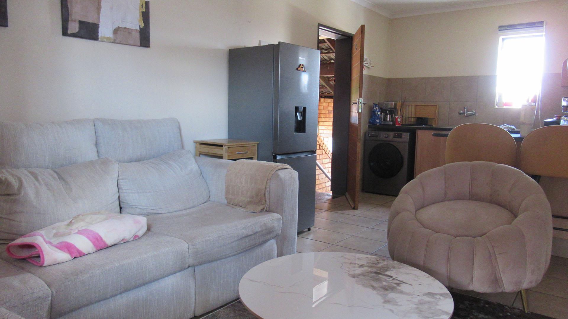 Lounges - 12 square meters of property in Alveda