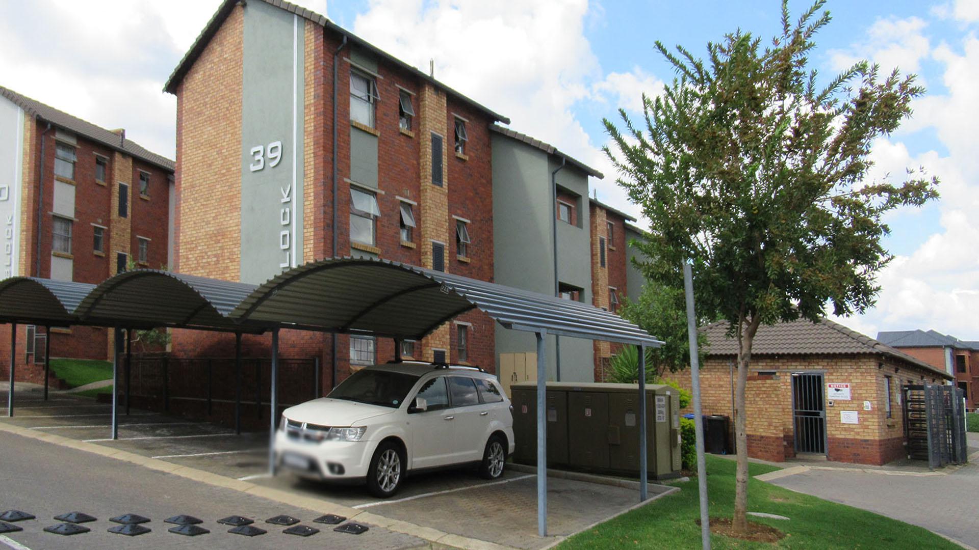 Front View of property in Alveda