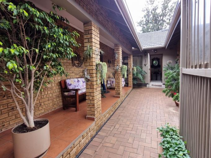 5 Bedroom House for Sale For Sale in Brackendowns - MR708020