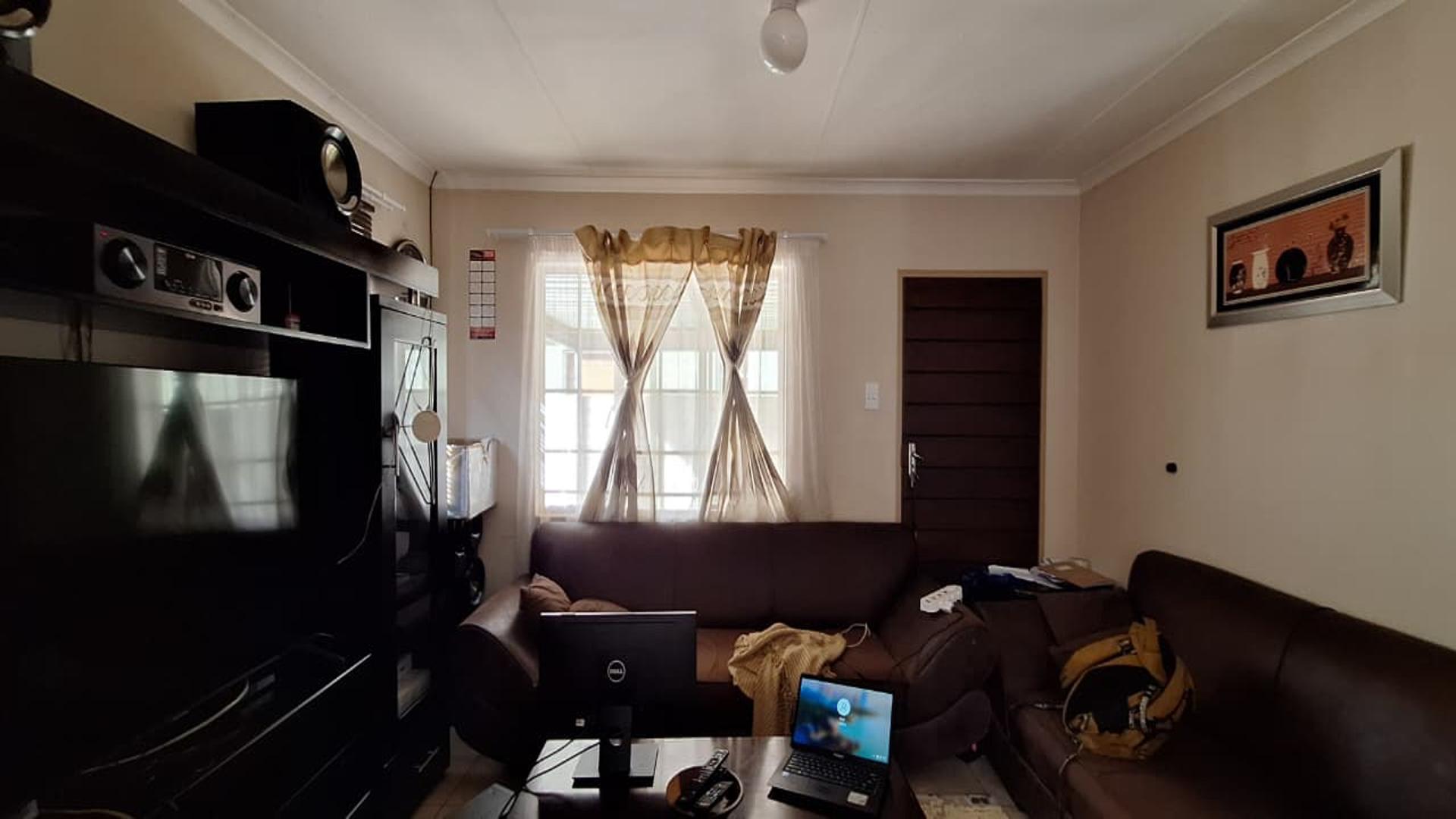 Lounges - 16 square meters of property in Sky City