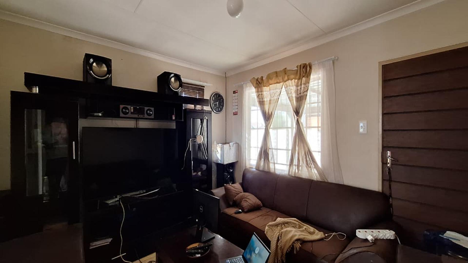 Lounges - 16 square meters of property in Sky City