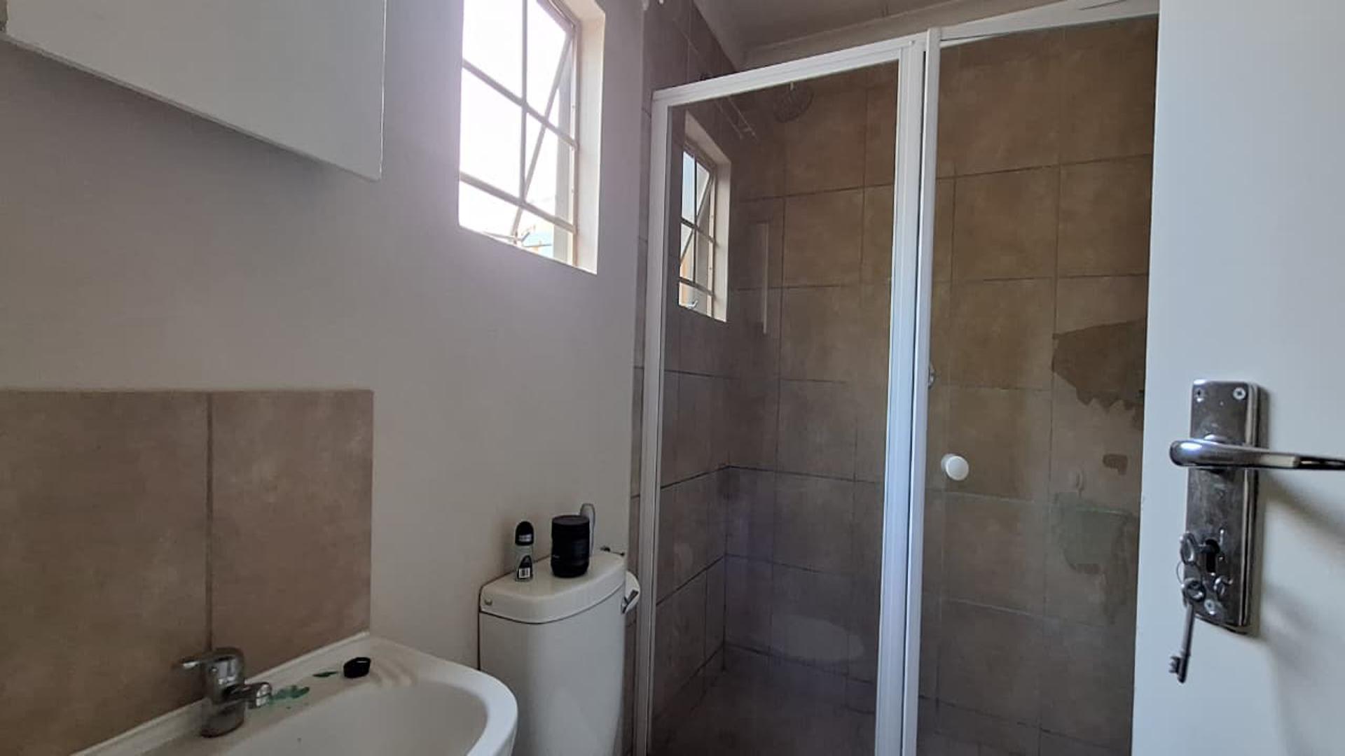 Main Bathroom - 5 square meters of property in Sky City