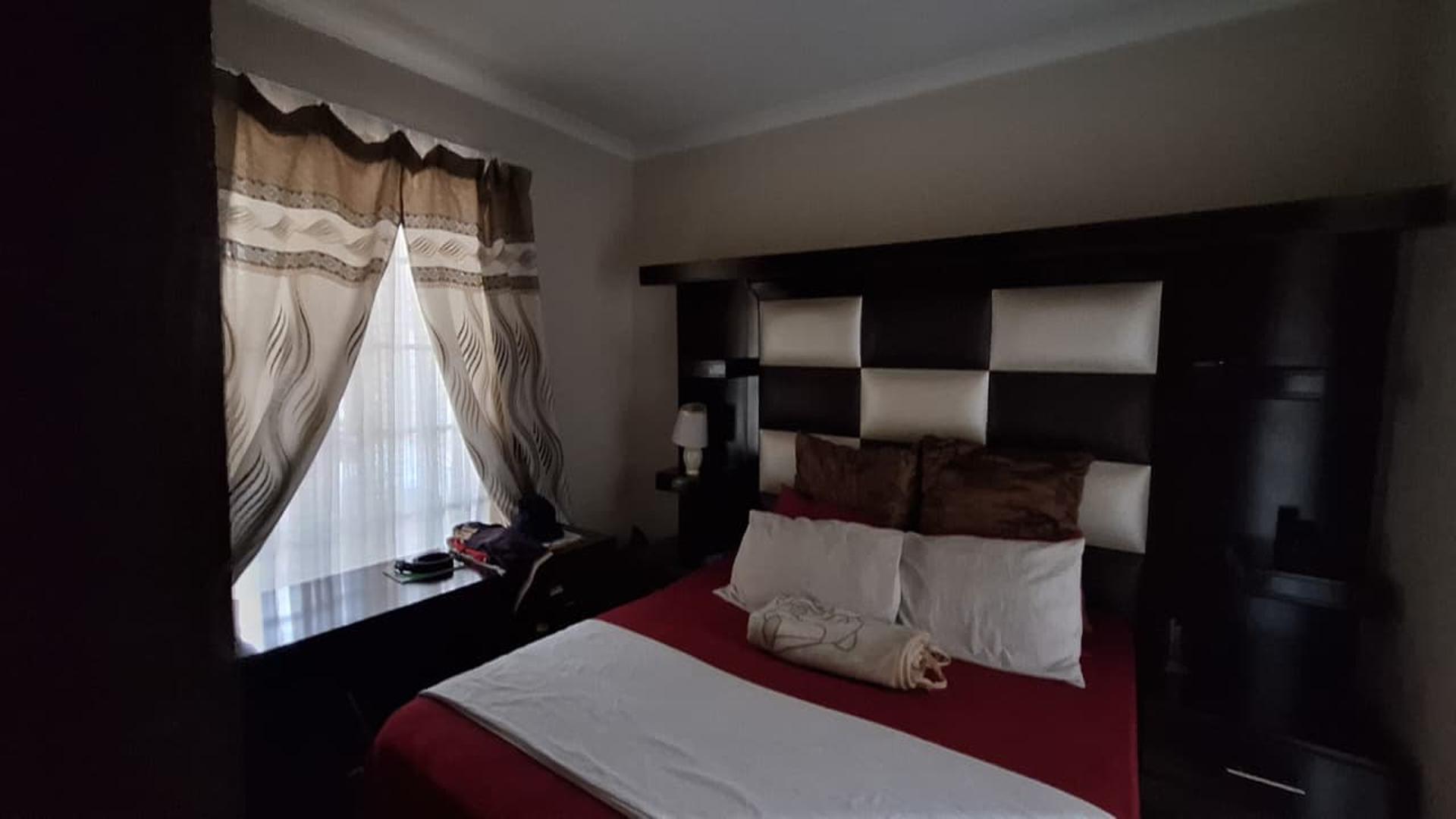 Main Bedroom - 12 square meters of property in Sky City