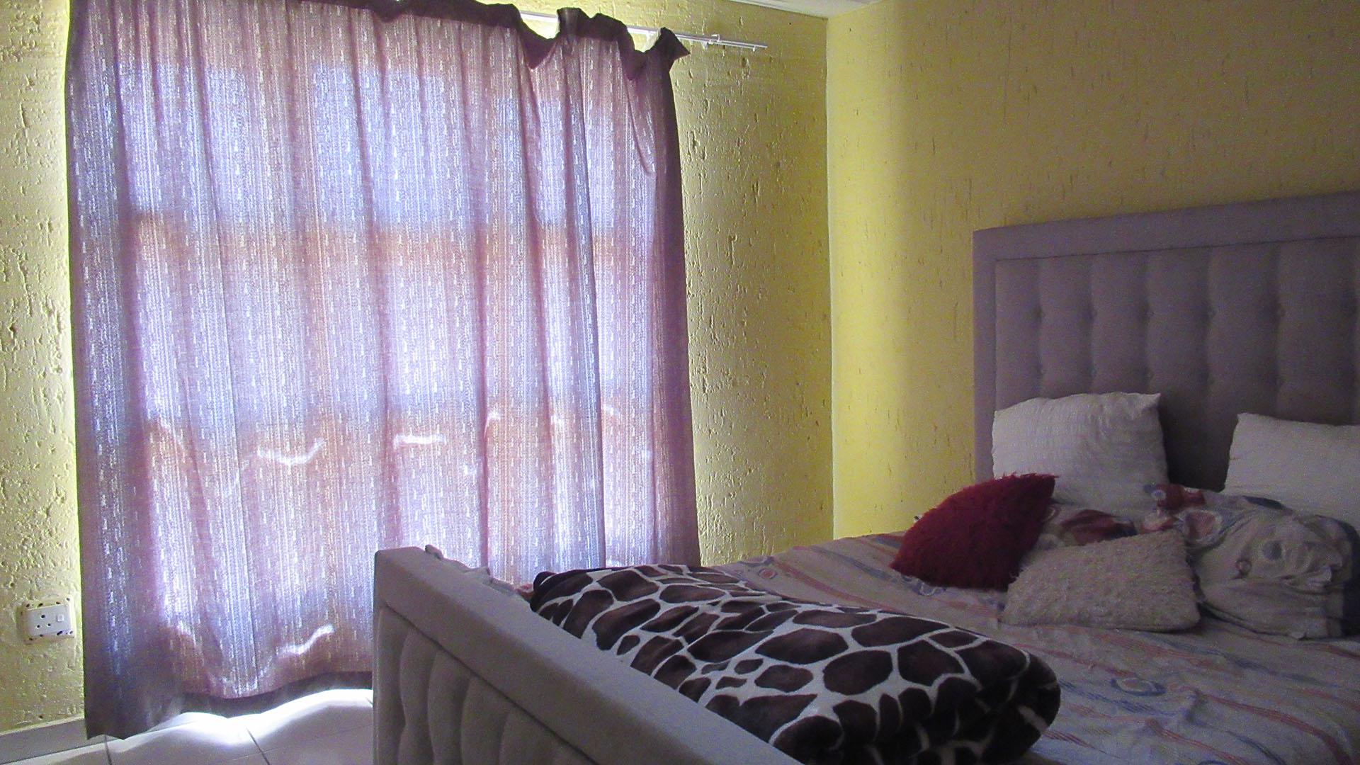 Bed Room 1 - 13 square meters of property in Mondeor