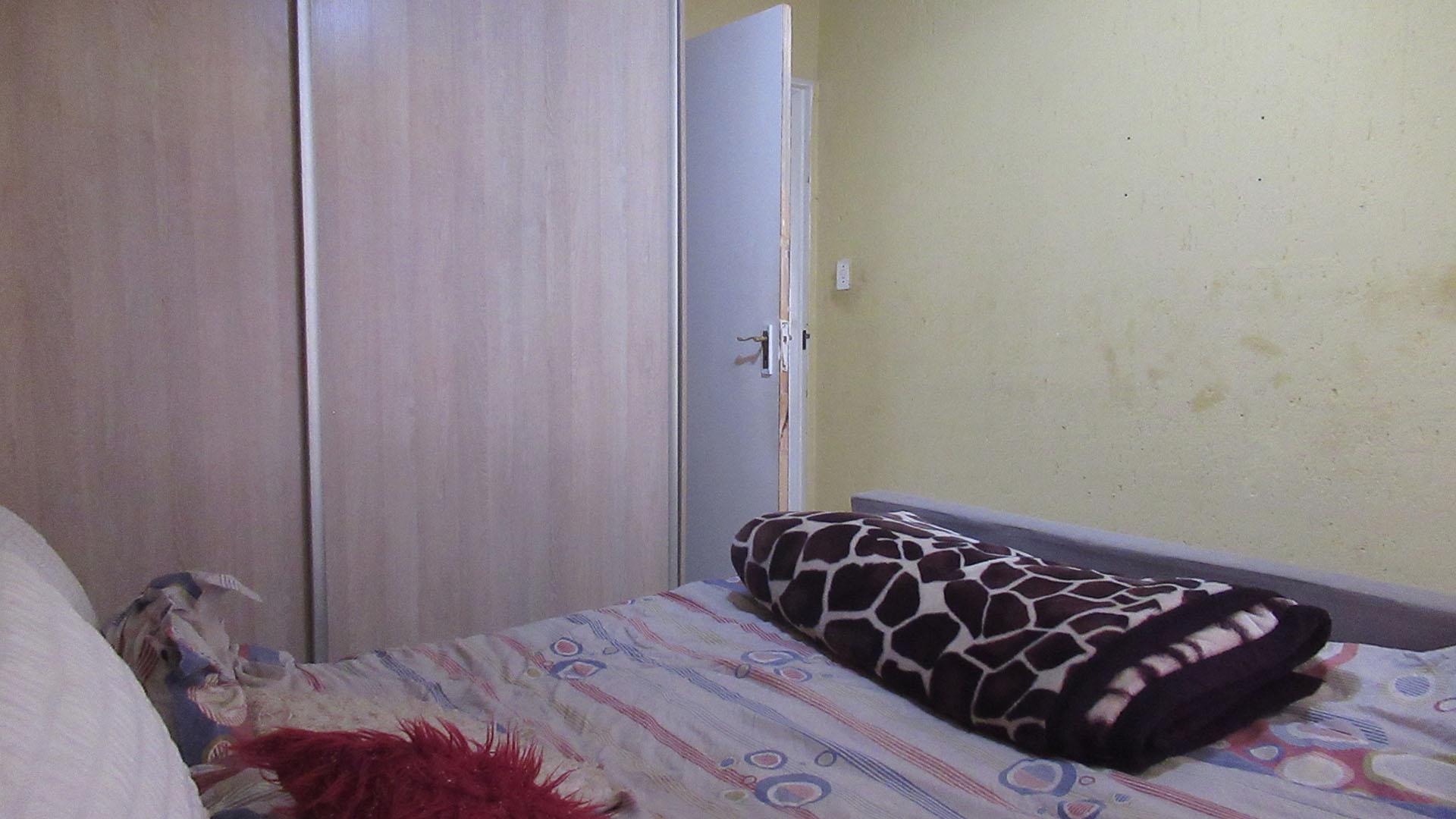 Bed Room 1 - 13 square meters of property in Mondeor