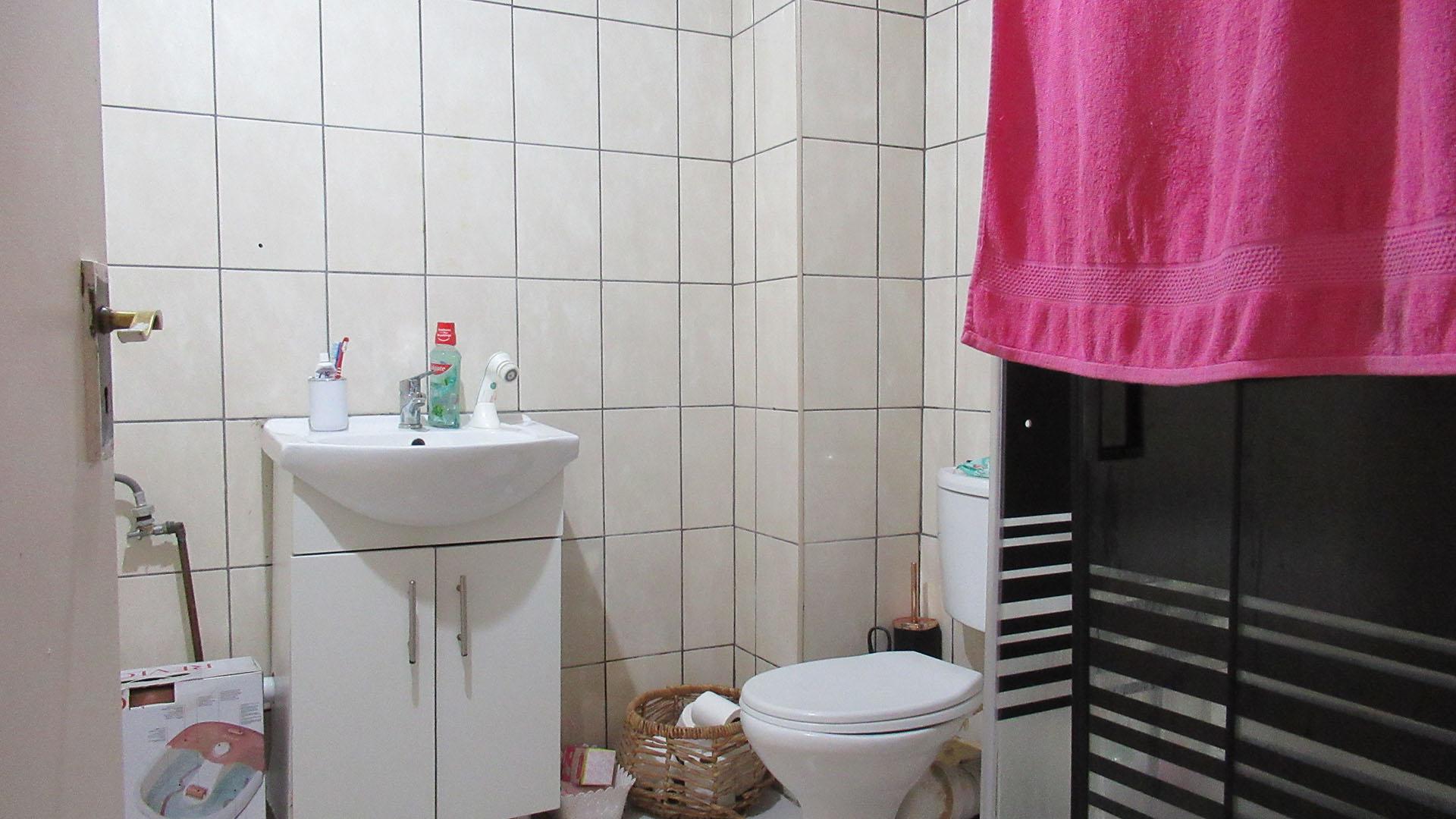 Bathroom 1 - 8 square meters of property in Mondeor