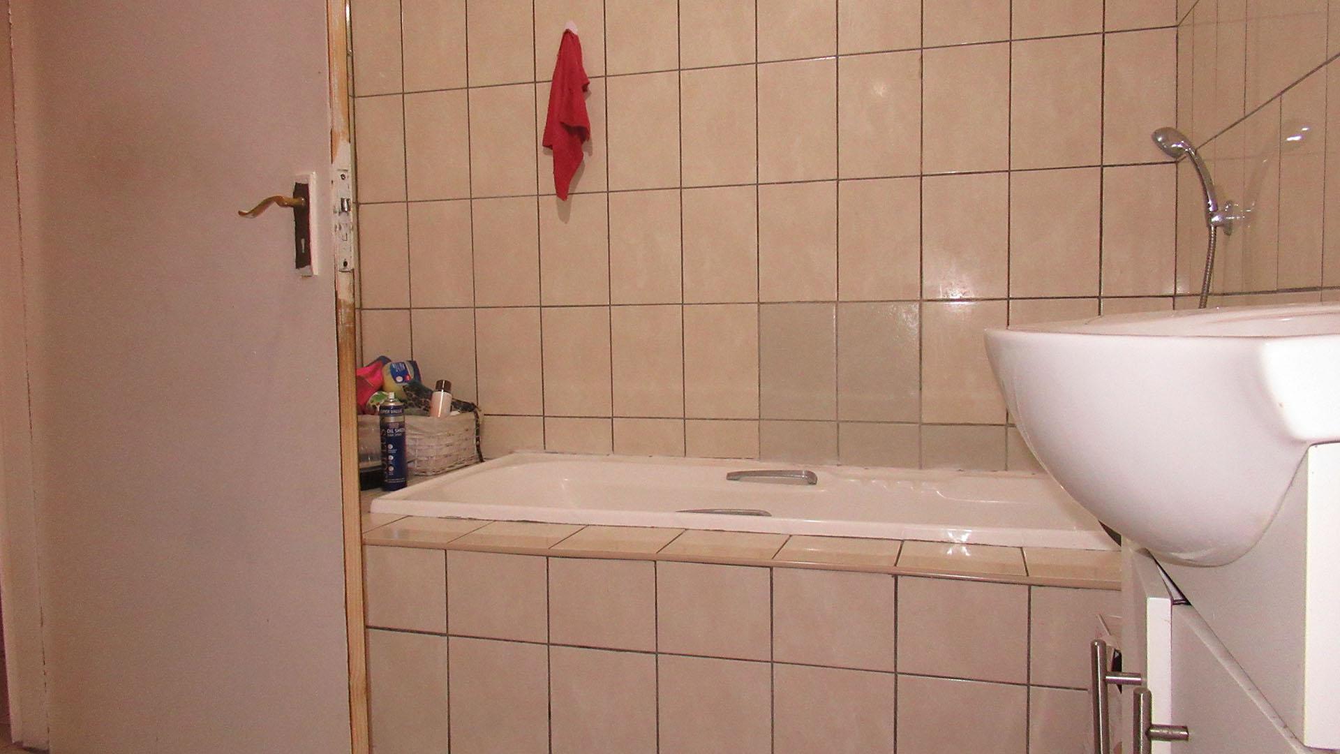 Bathroom 1 - 8 square meters of property in Mondeor