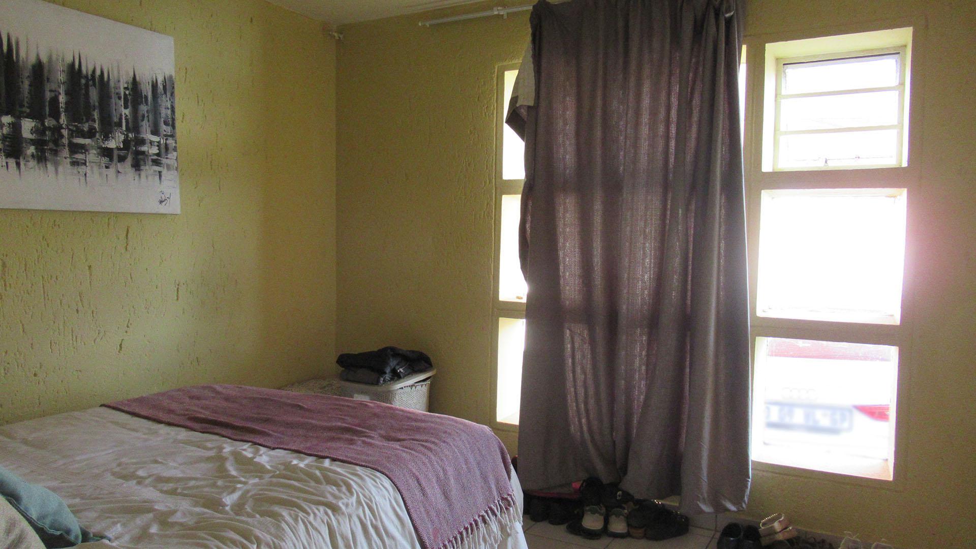 Bed Room 2 - 16 square meters of property in Mondeor