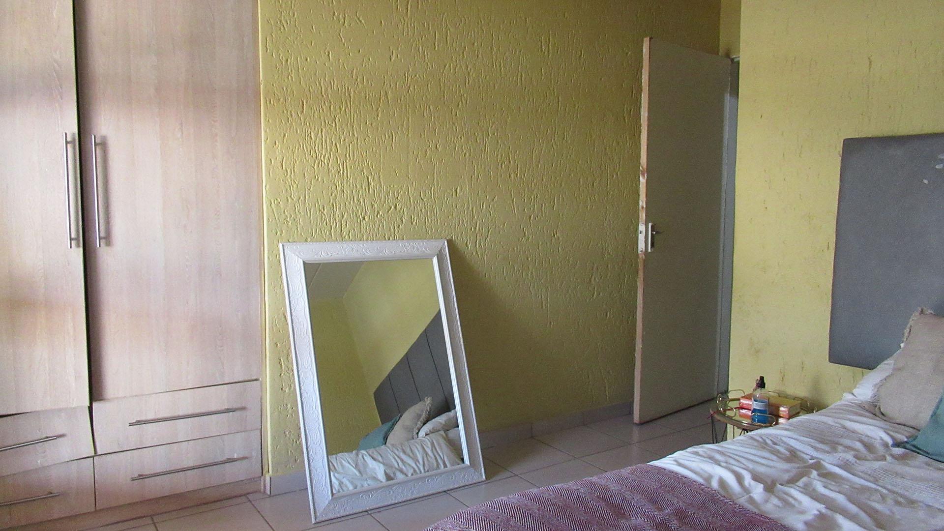 Bed Room 2 - 16 square meters of property in Mondeor