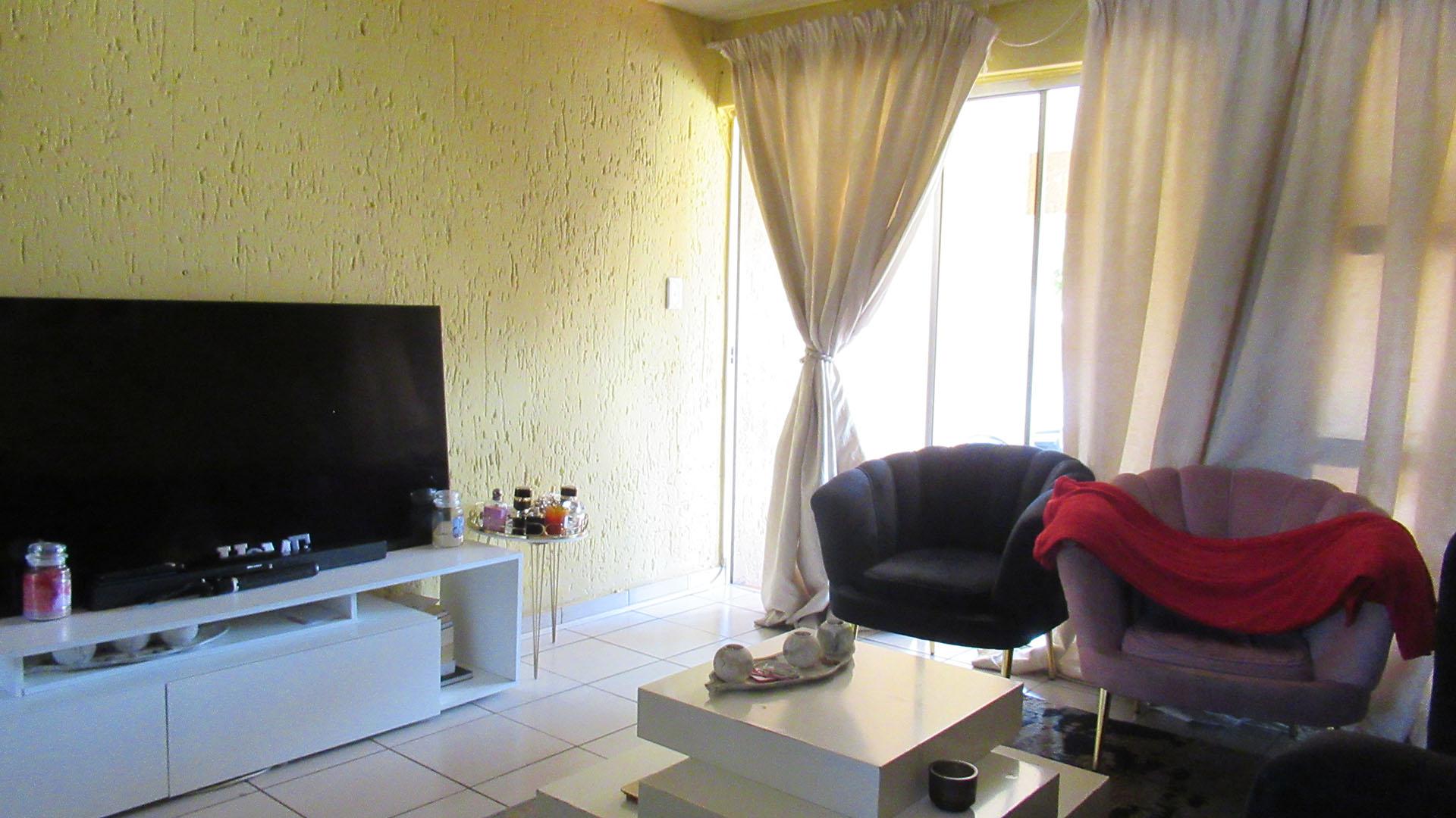 Lounges - 20 square meters of property in Mondeor