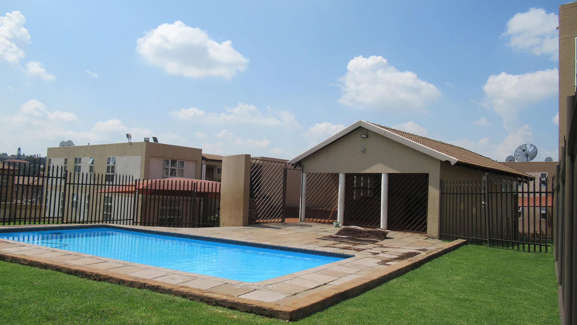 Swimming Pool of property in Mondeor