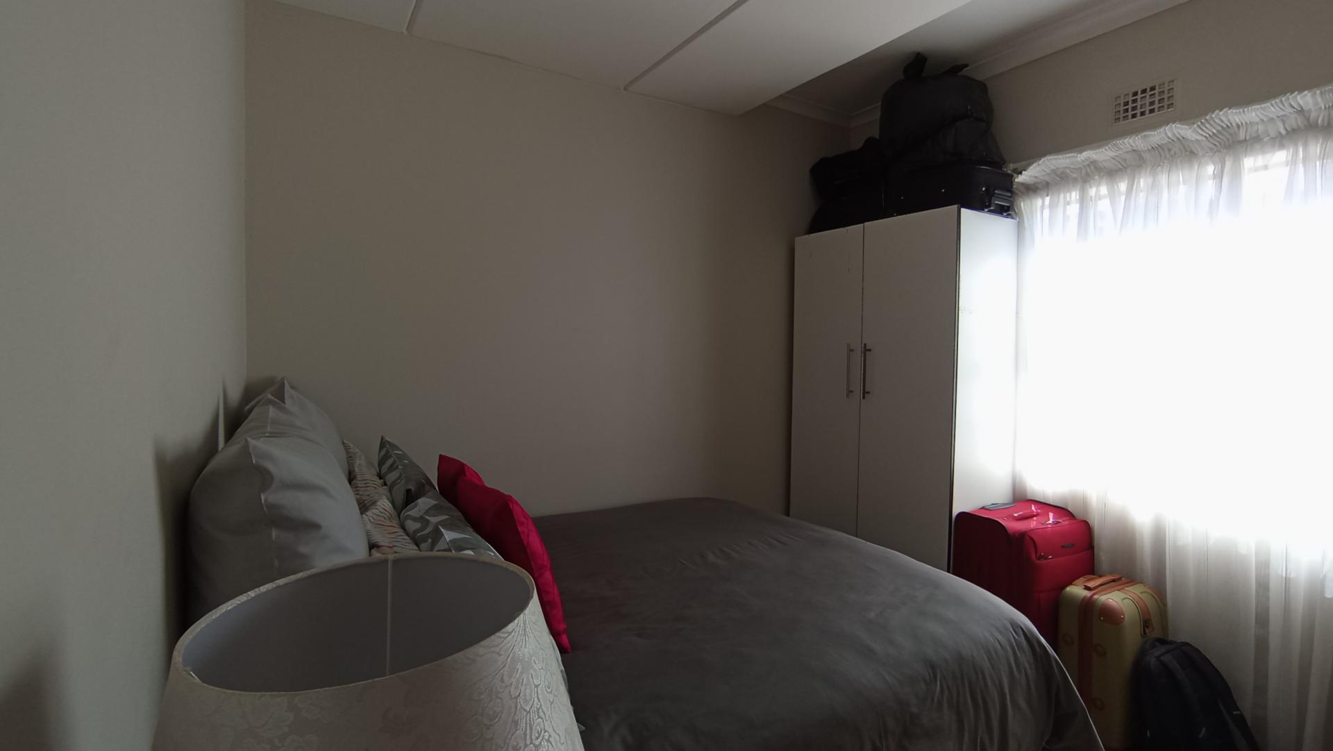 Bed Room 1 - 11 square meters of property in Erand Gardens