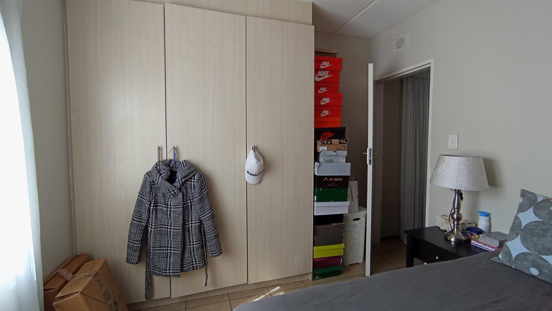 Bed Room 1 - 11 square meters of property in Erand Gardens