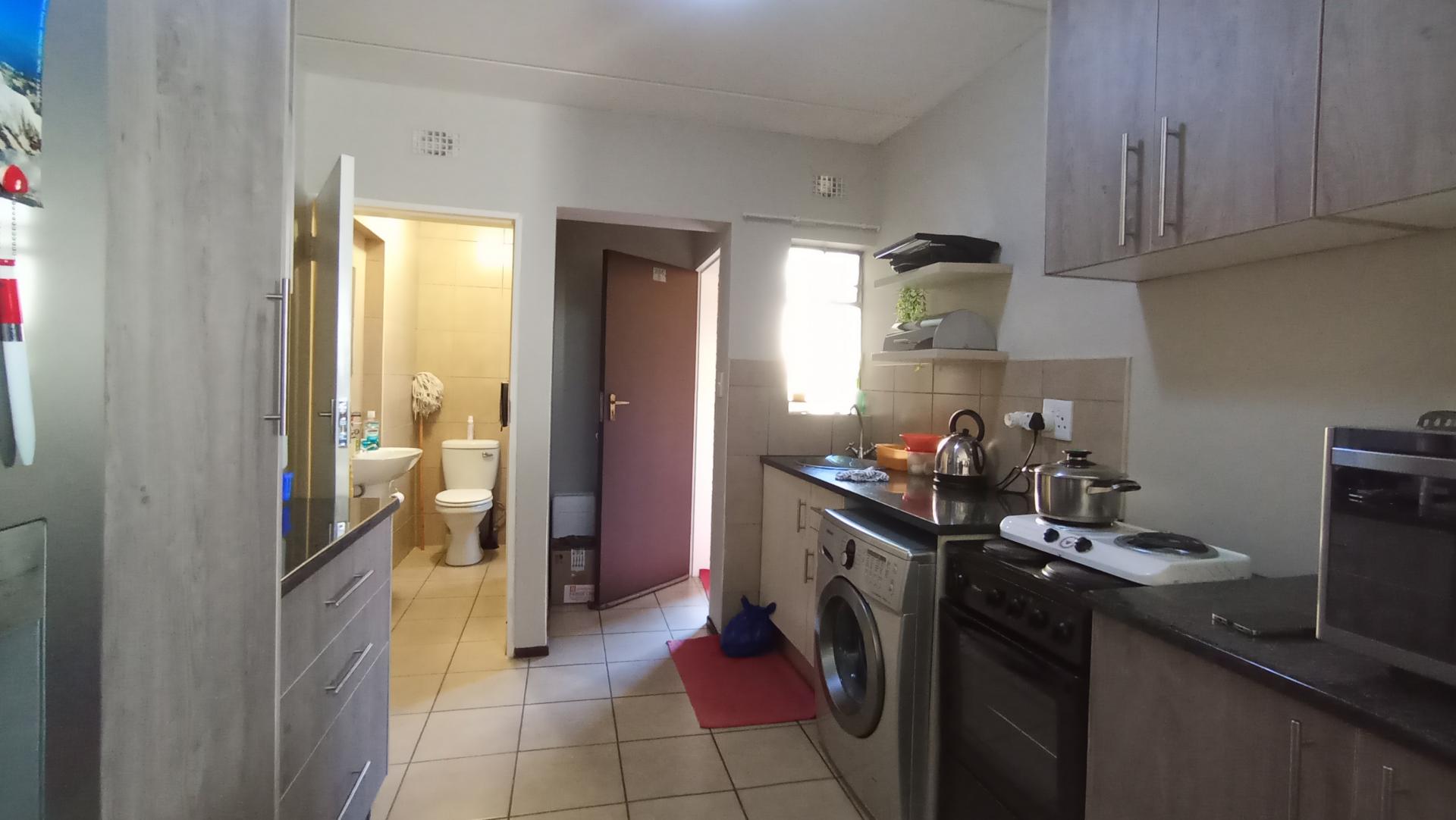 Kitchen - 9 square meters of property in Erand Gardens