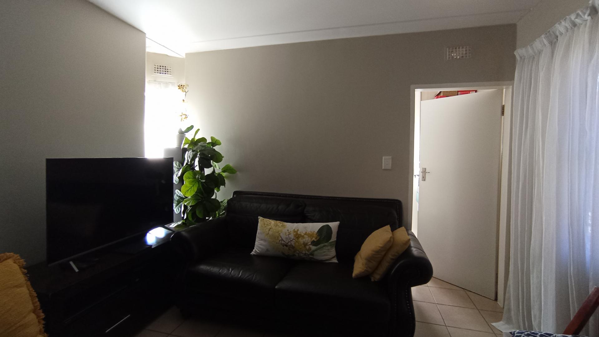 Lounges - 11 square meters of property in Erand Gardens