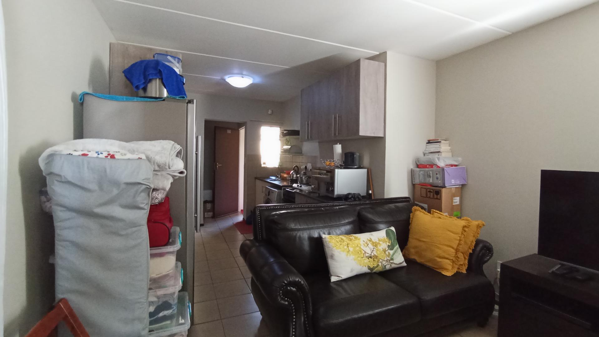 Lounges - 11 square meters of property in Erand Gardens