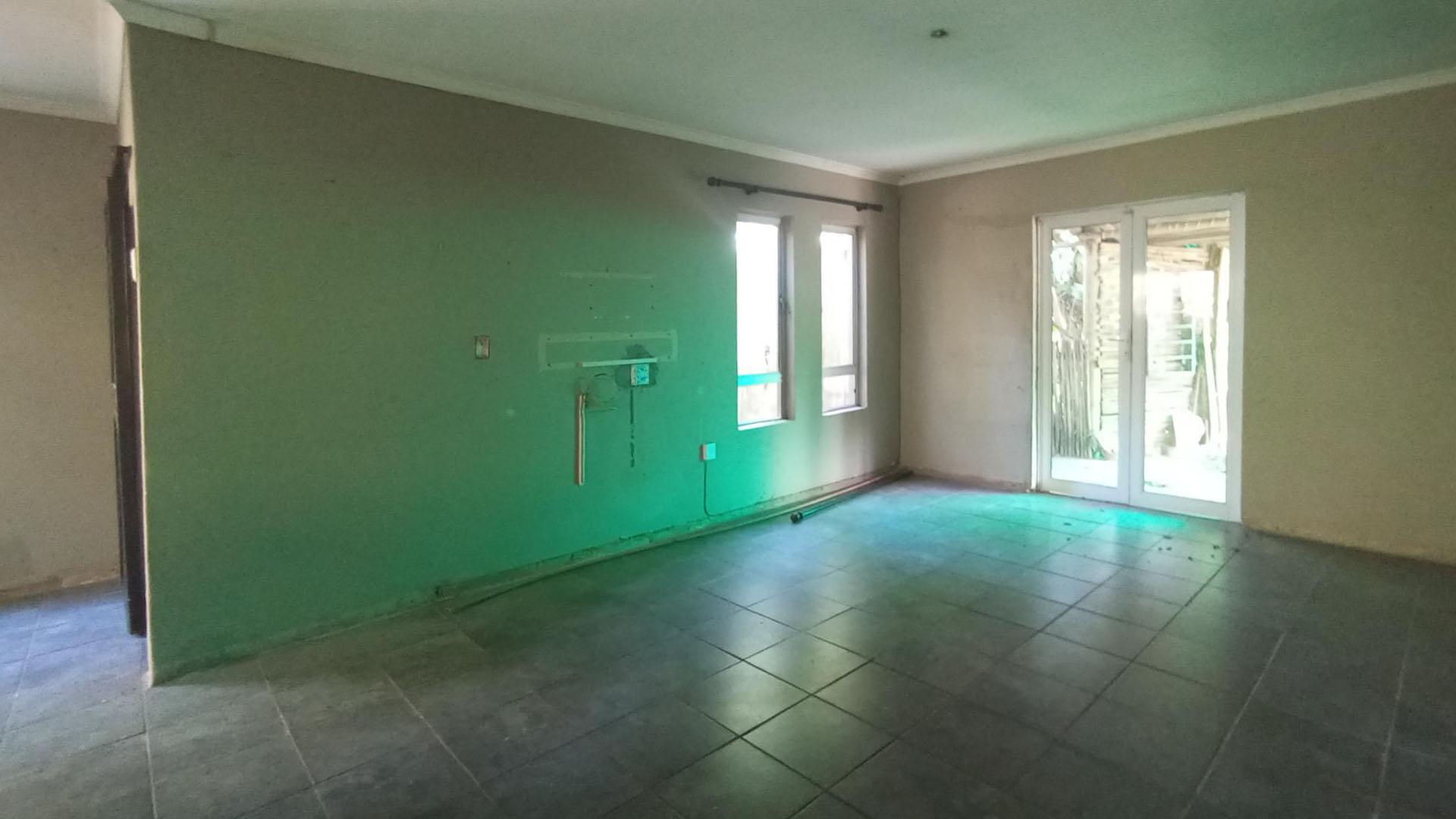 Lounges - 20 square meters of property in Ocean View - DBN