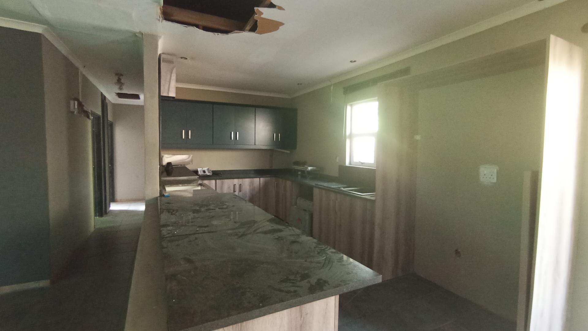 Kitchen - 18 square meters of property in Ocean View - DBN