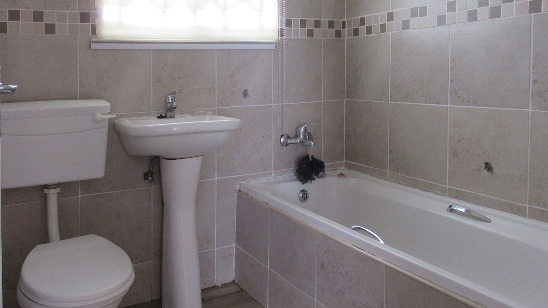 Bathroom 1 - 4 square meters of property in Protea Glen