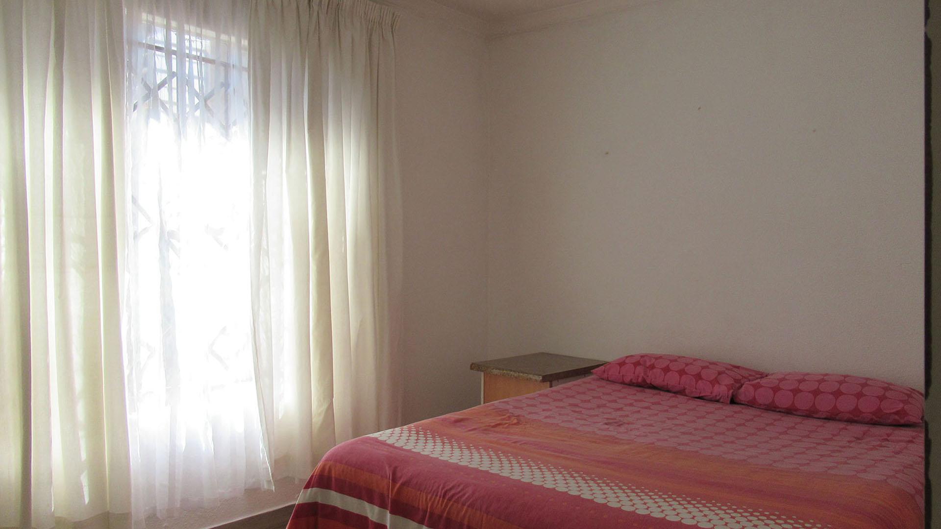Bed Room 1 - 14 square meters of property in Protea Glen