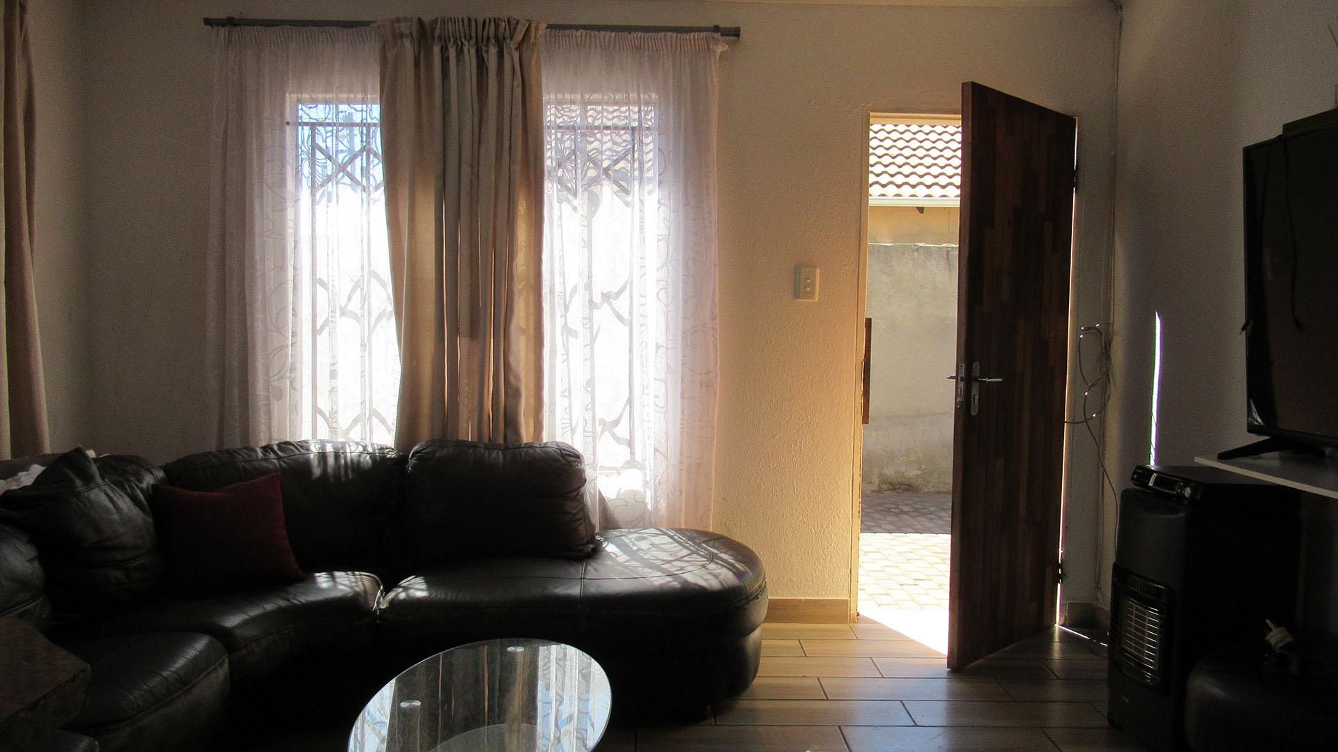 Lounges - 20 square meters of property in Protea Glen