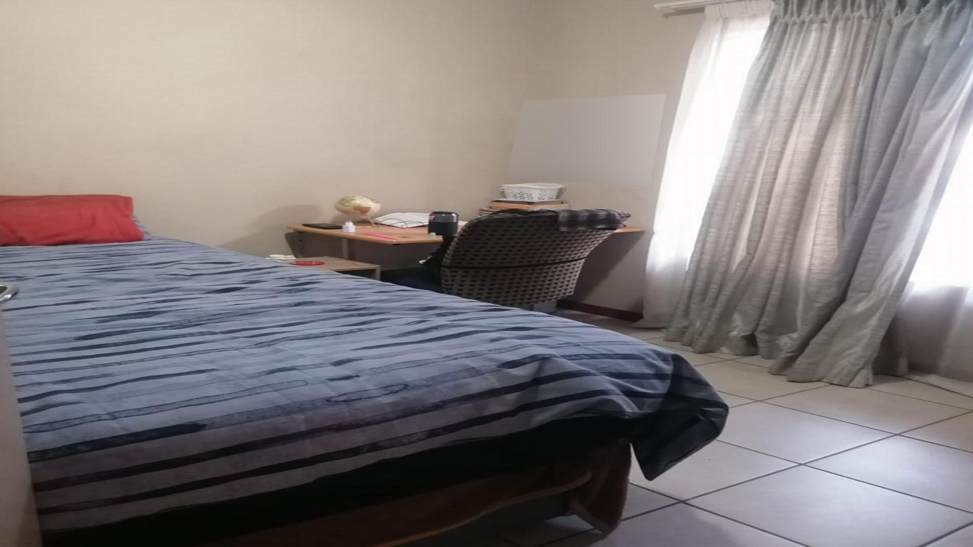 Bed Room 1 of property in Lotus Gardens