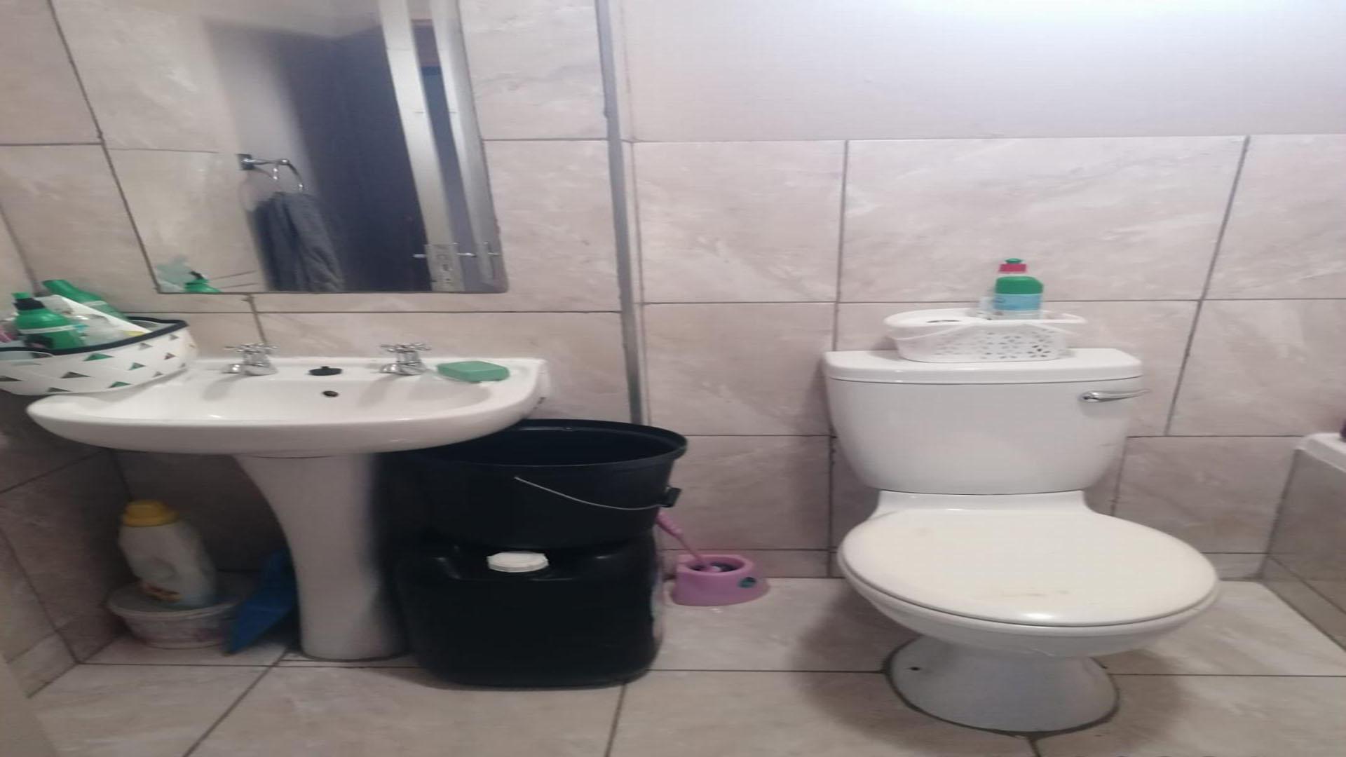 Bathroom 1 of property in Lotus Gardens