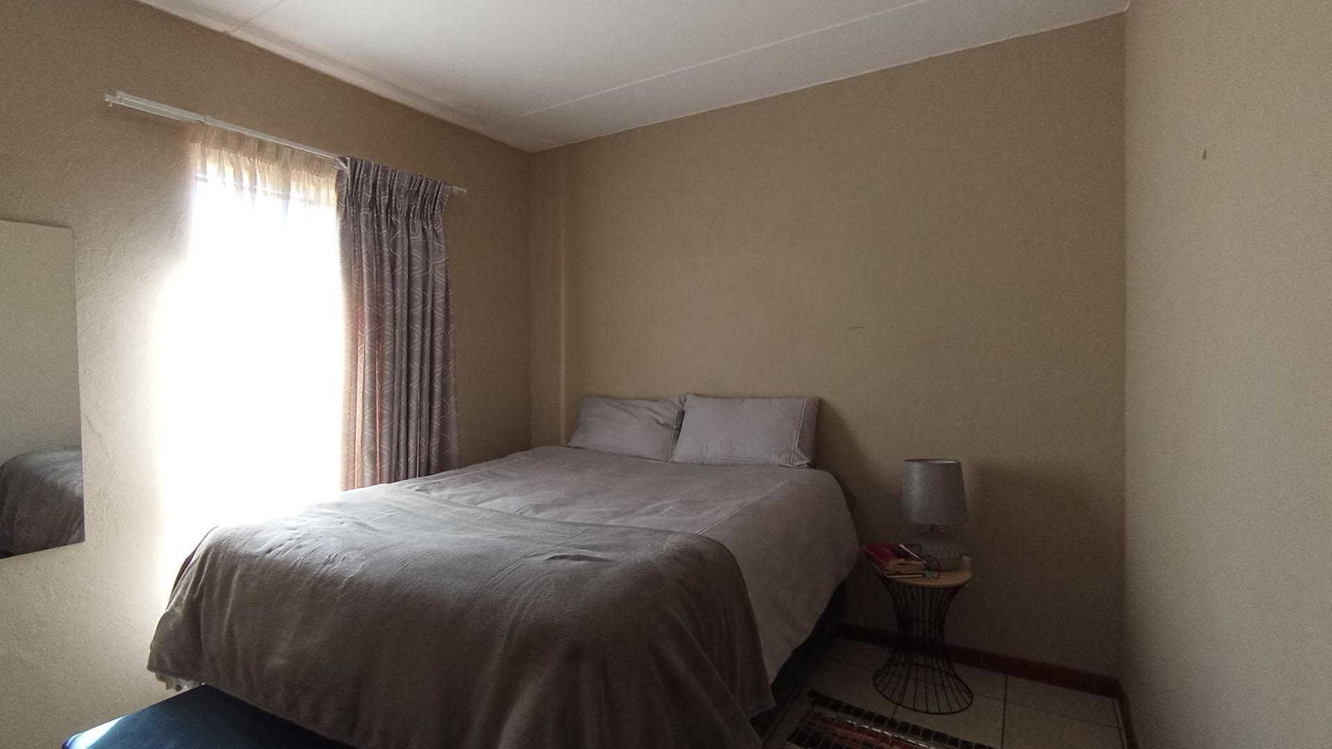 Bed Room 1 - 12 square meters of property in Lotus Gardens