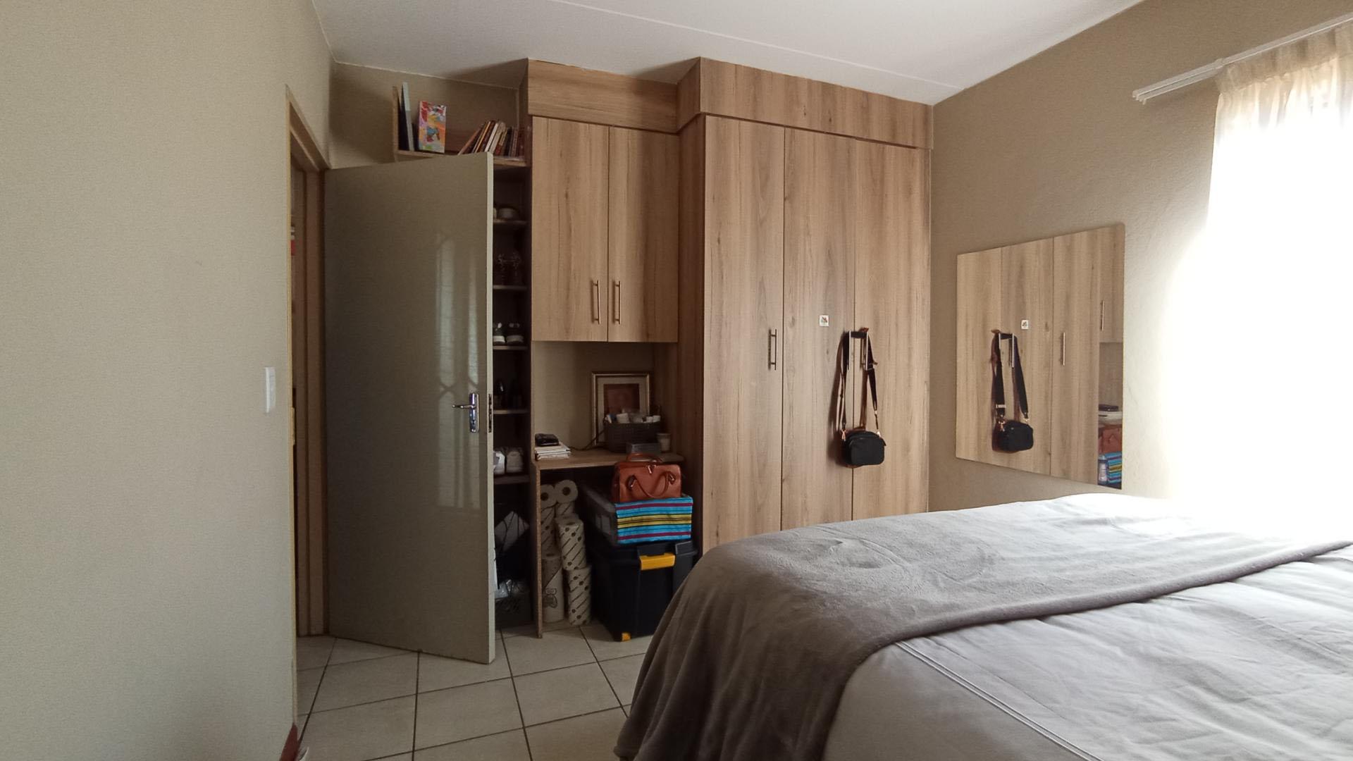 Bed Room 1 - 12 square meters of property in Lotus Gardens