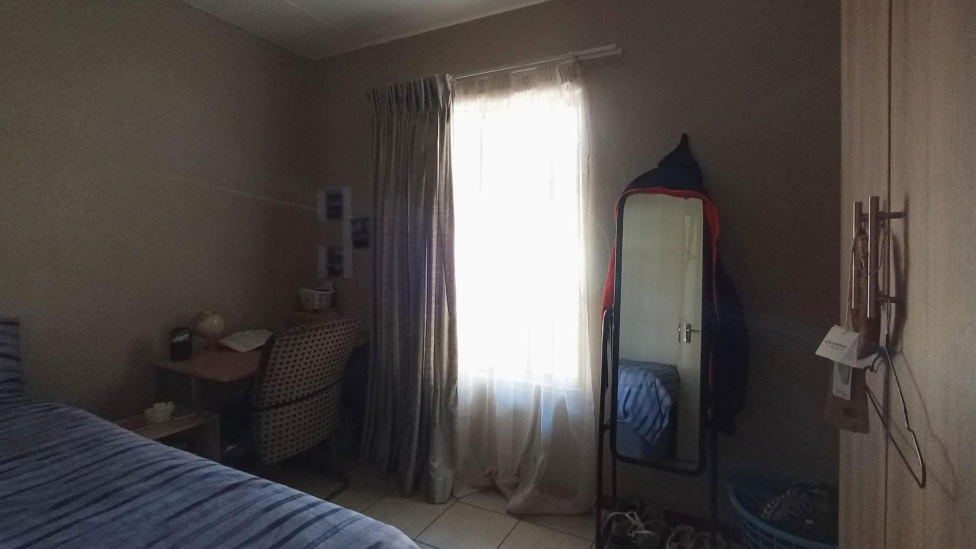 Bed Room 2 - 10 square meters of property in Lotus Gardens