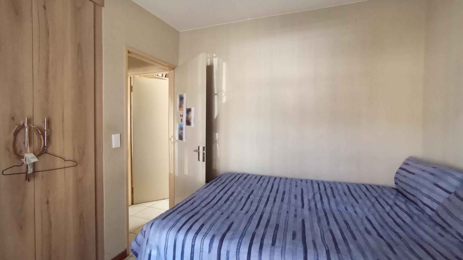 Bed Room 2 - 10 square meters of property in Lotus Gardens