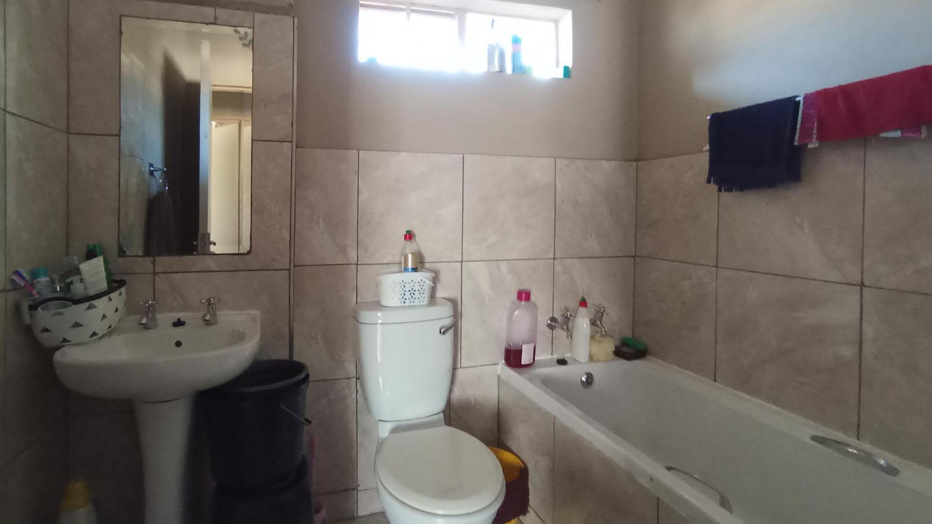 Bathroom 1 - 5 square meters of property in Lotus Gardens