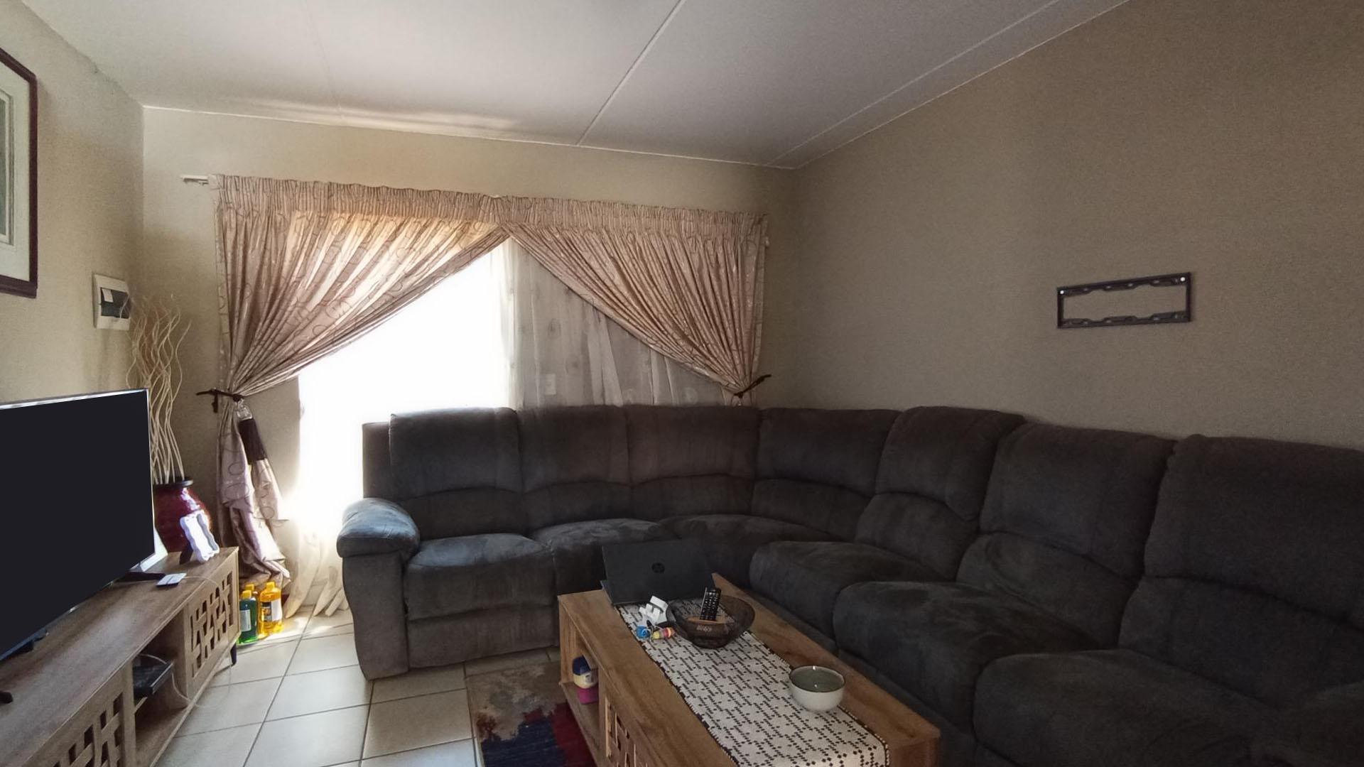 Lounges - 16 square meters of property in Lotus Gardens