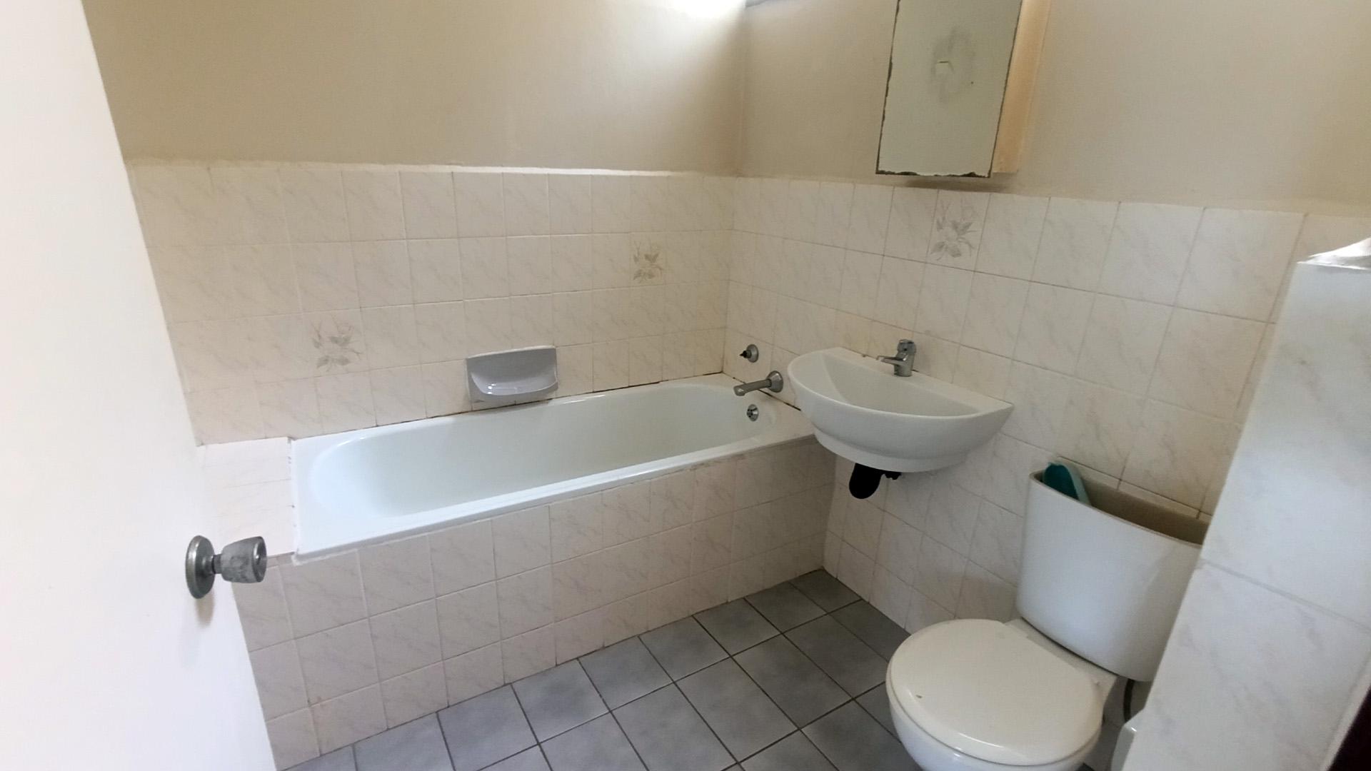 Bathroom 1 - 69 square meters of property in Pinetown 