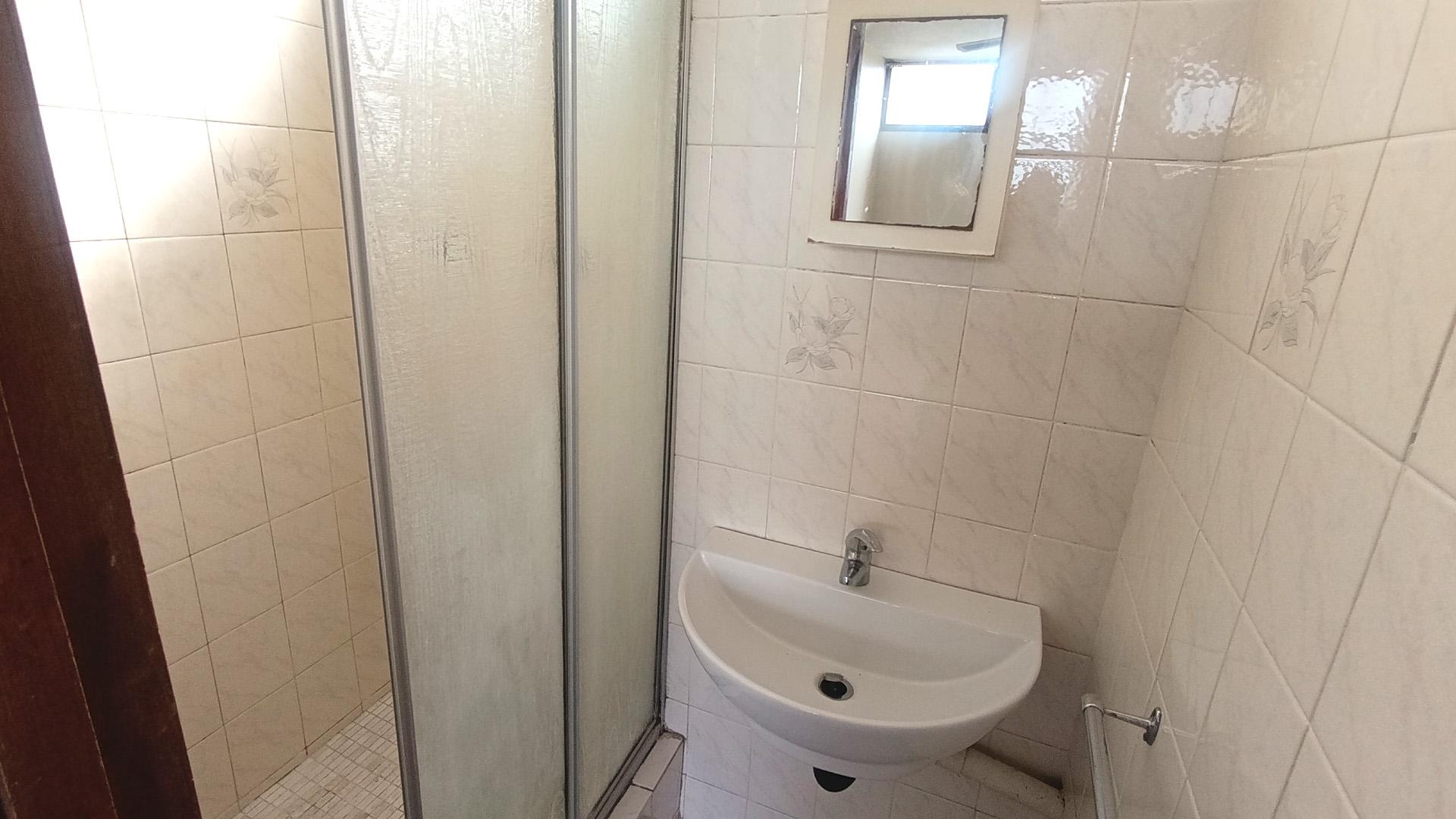 Bathroom 2 - 19 square meters of property in Pinetown 