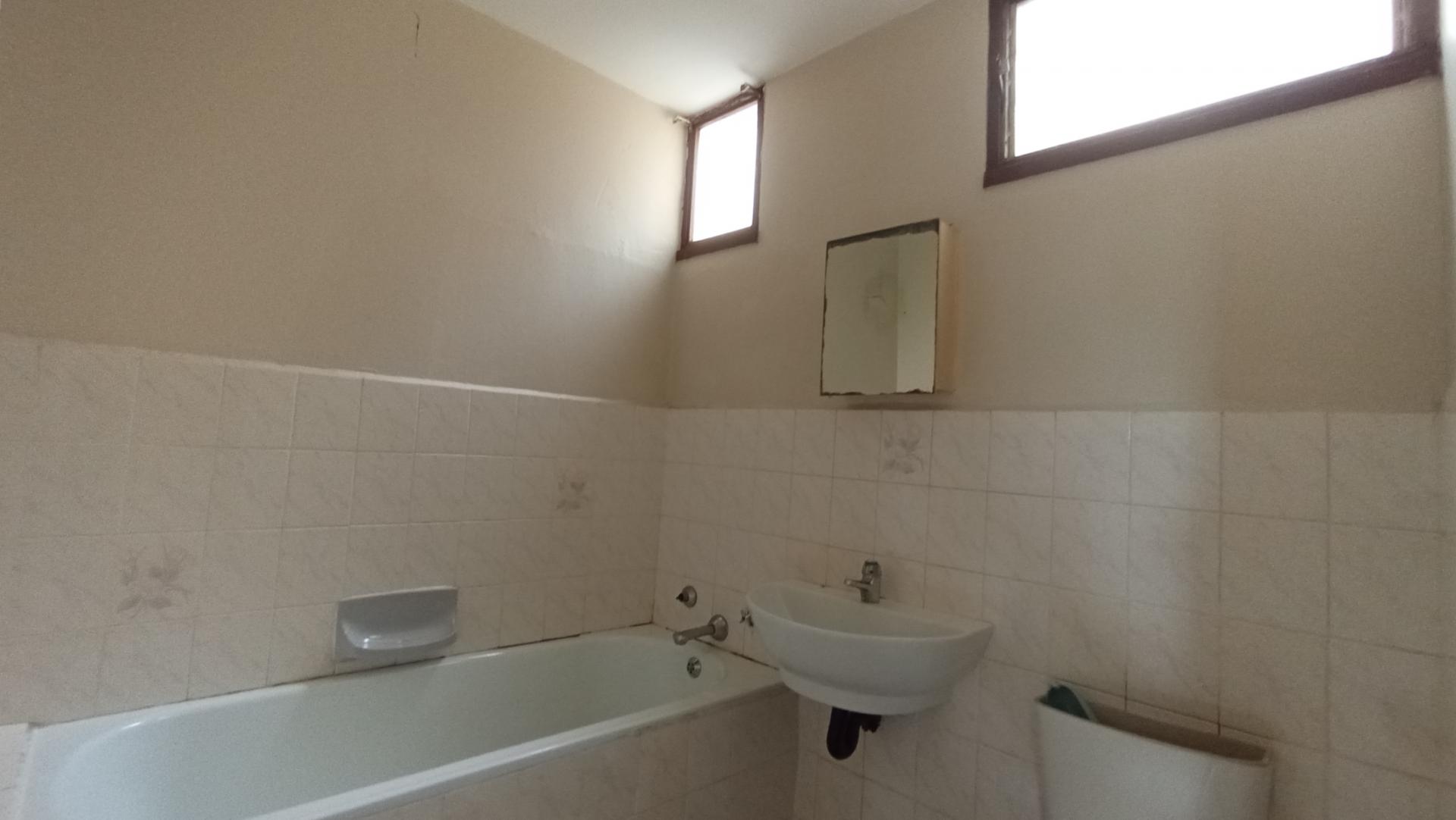 Bathroom 1 - 69 square meters of property in Pinetown 